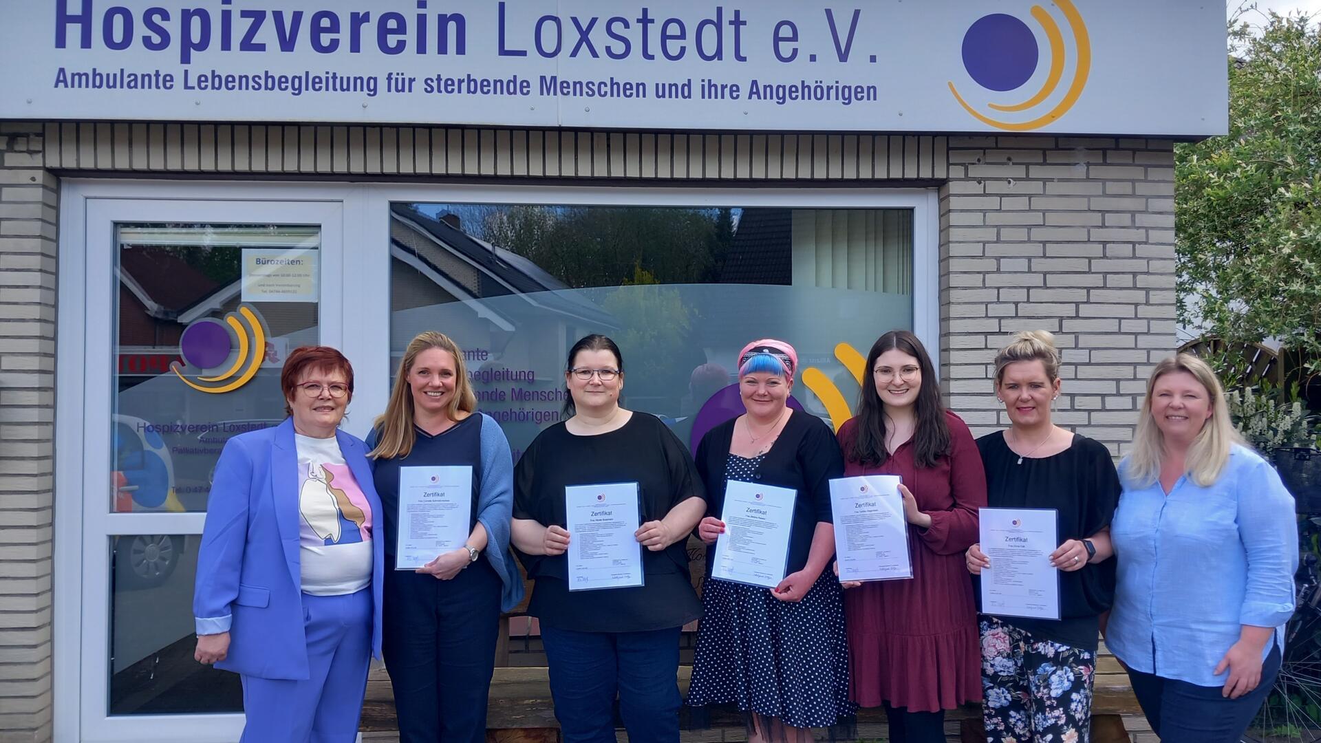 Der Hospizverein Loxstedt hat neue ehrenamtliche Sterbebegleiterinnen ausgebildet: Edelgard Holze (Vorsitzende Hospizverein), Cornelia Schmidt-Honnen, Nicole Bussmann, Bettina Peisker, Tomke Ziegenbein, Anna Falk und Iris Voigt (Koordinatorin Hospizverein).