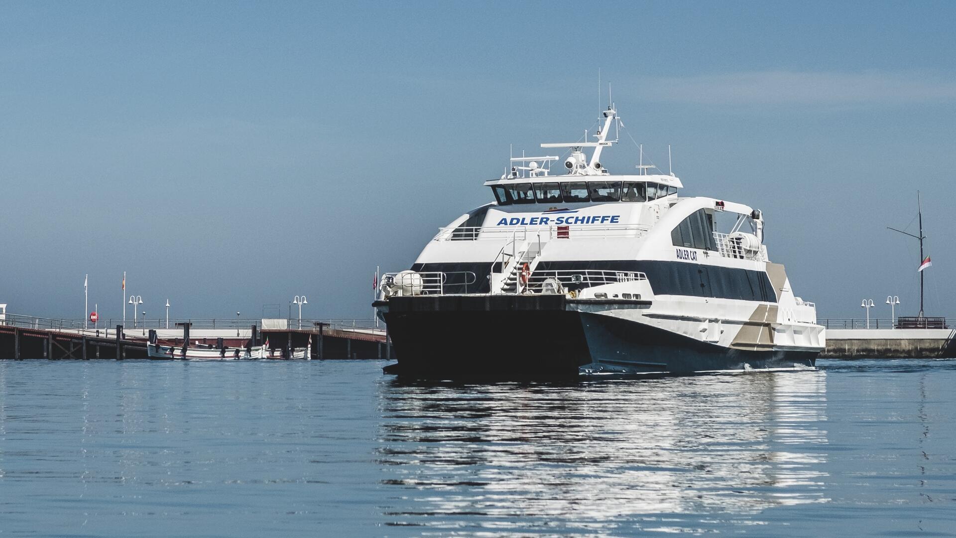 Der Katamaran „MS Adler Cat“ fährt in der Saison freitags und sonnabends von Cuxhaven nach Sylt.