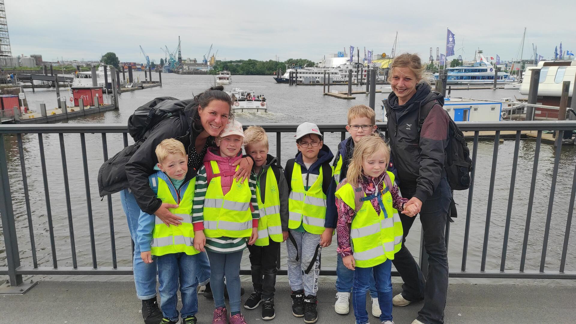 Der Kids-Club der Gyhumer Bergwichtel gemeinsam mit ihren Erzieherinnen bei ihrer Abschlussfahrt in Hamburg.