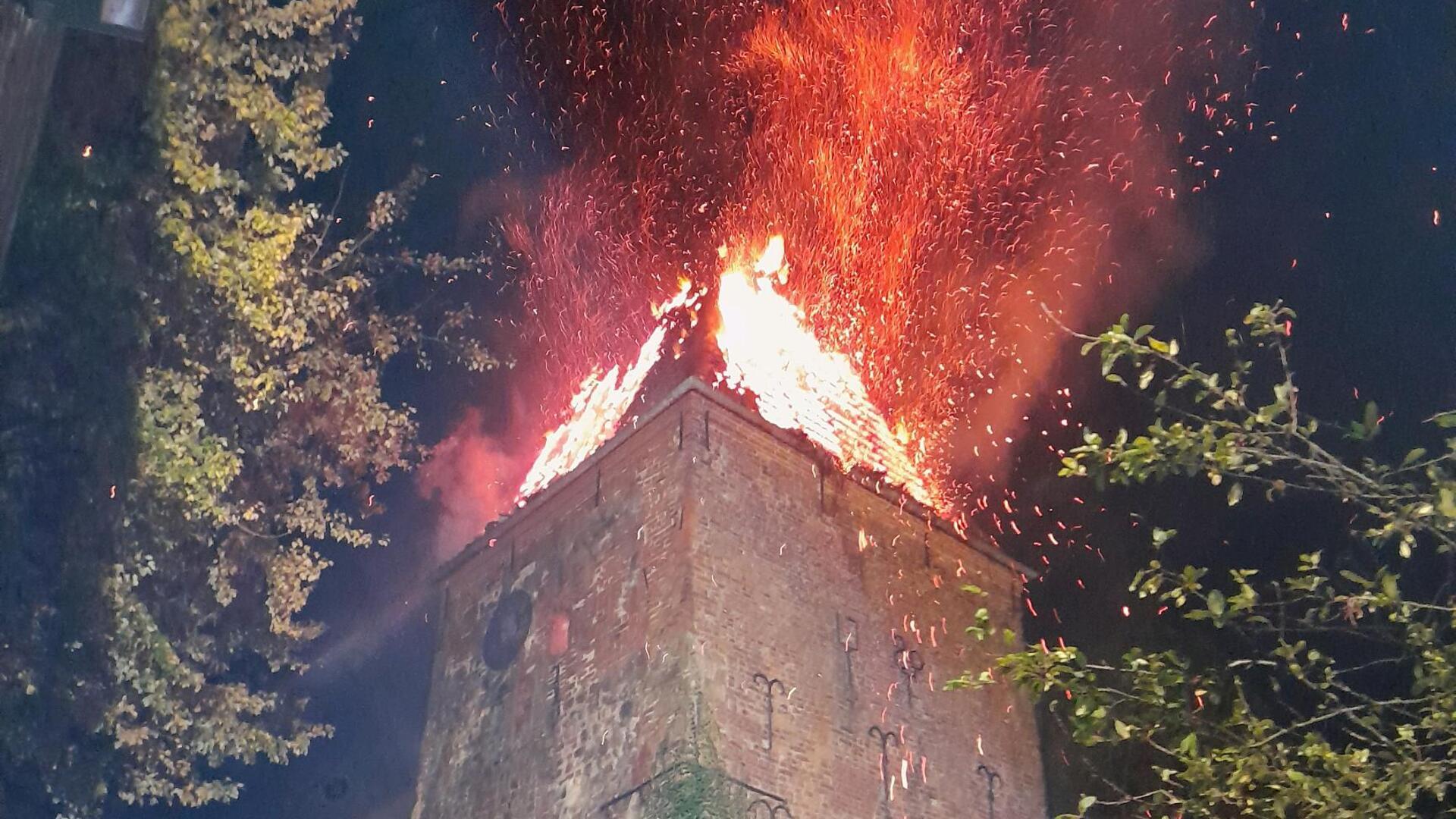 Der Kirchturm der Wulsdorfer Dionysiuskirche brannte in der Nacht zu Mittwoch.