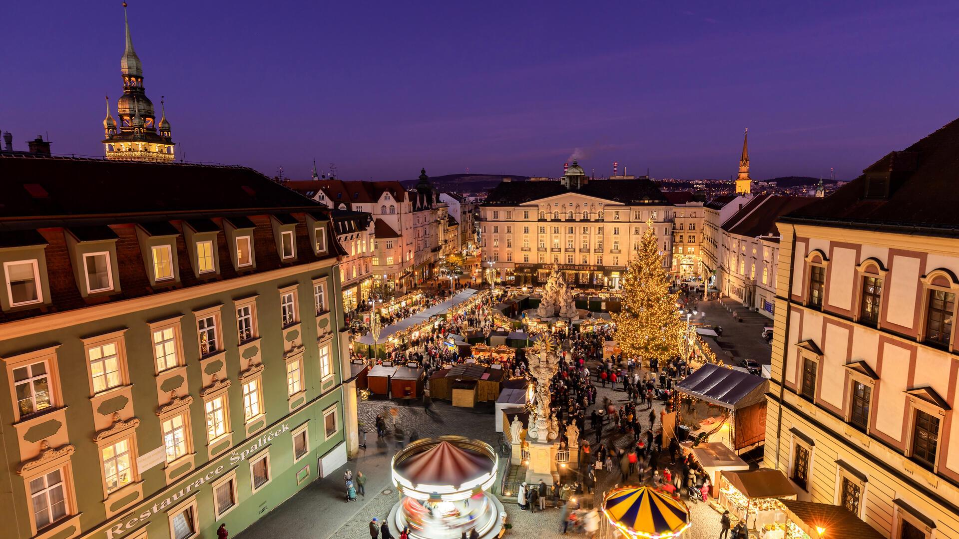 Der Krautmarkt in Brünn erstrahlt im Winter in weihnachtlichem Glanz.