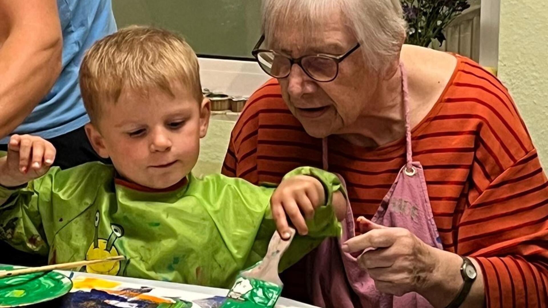 Der Kreativität sind keine Grenzen gesetzt: Miteinander Malen macht Spaß, und ganz nebenbei werden Hürden abgebaut und die Kinder in ihrer Persönlichkeitsentwicklung gefördert.