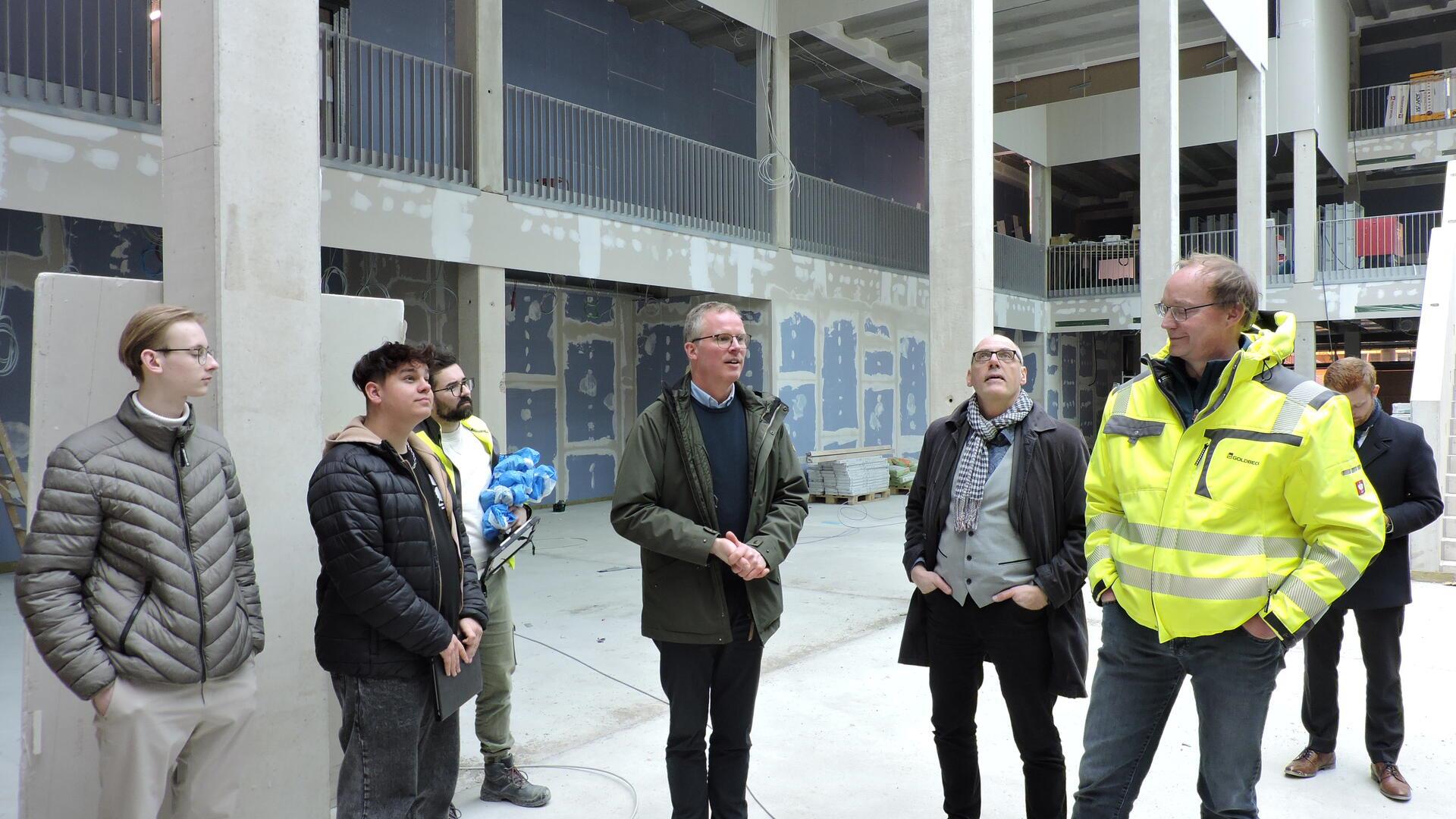 Der Kreisschulausschuss besichtigt den Neubau der Berufsbildende Schulen in Bremervörde. Projektleiter Andreas von Fintel (Mitte) gibt Erläuterungen.