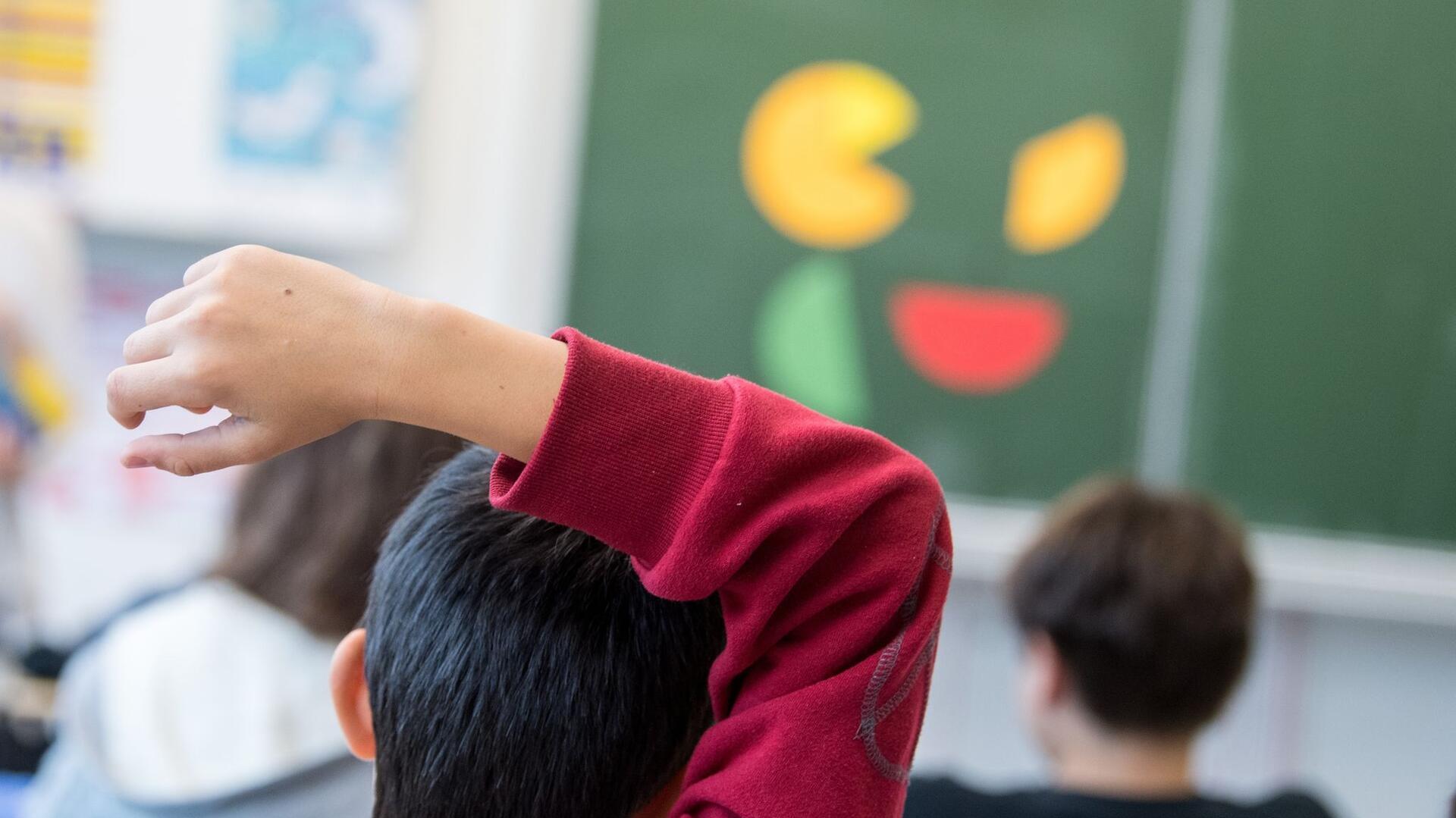 Schüler vor Tafel