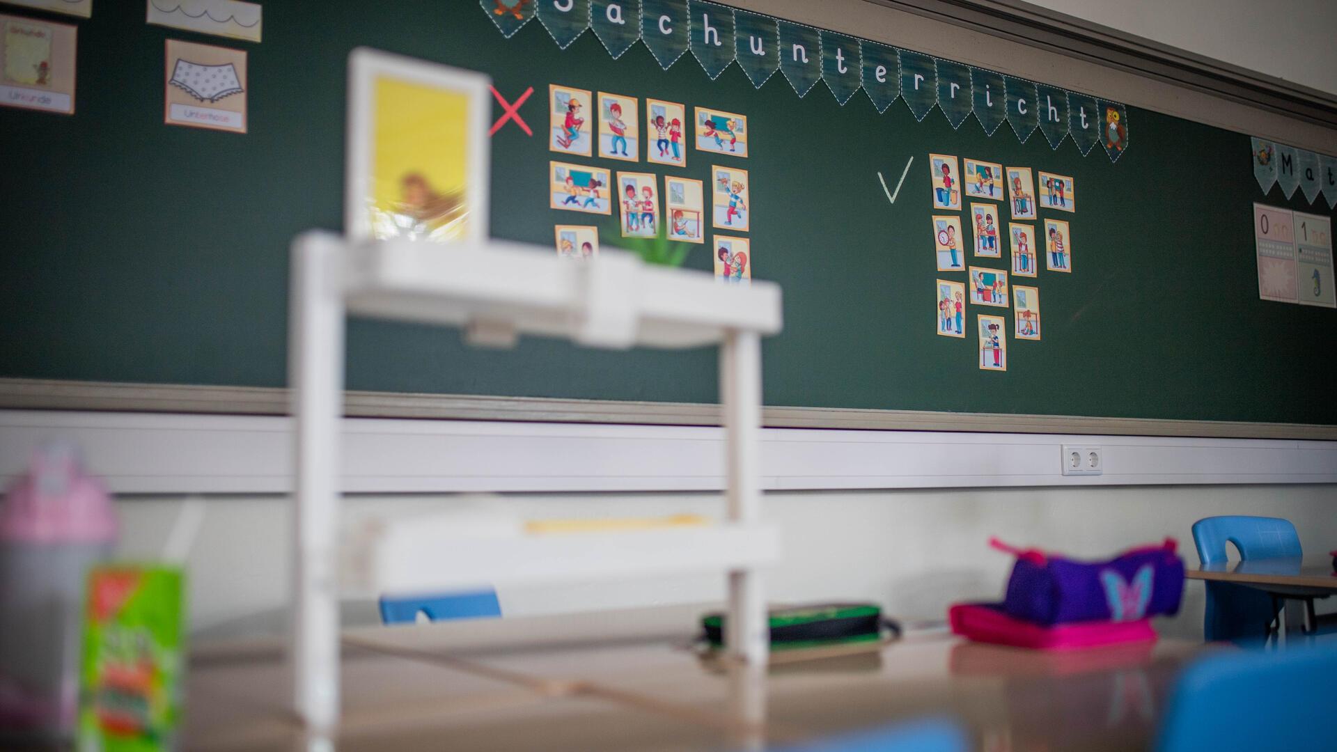 Blick auf Unterrichtsmaterialien im Klassenraum