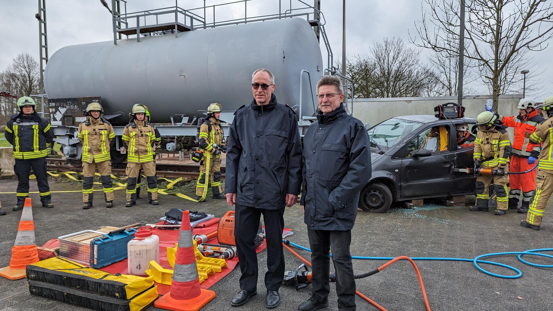 Der Leiter der Feuerwehr Jens Cordes (l) und der zuständige Dezernent, Peter Skusa.