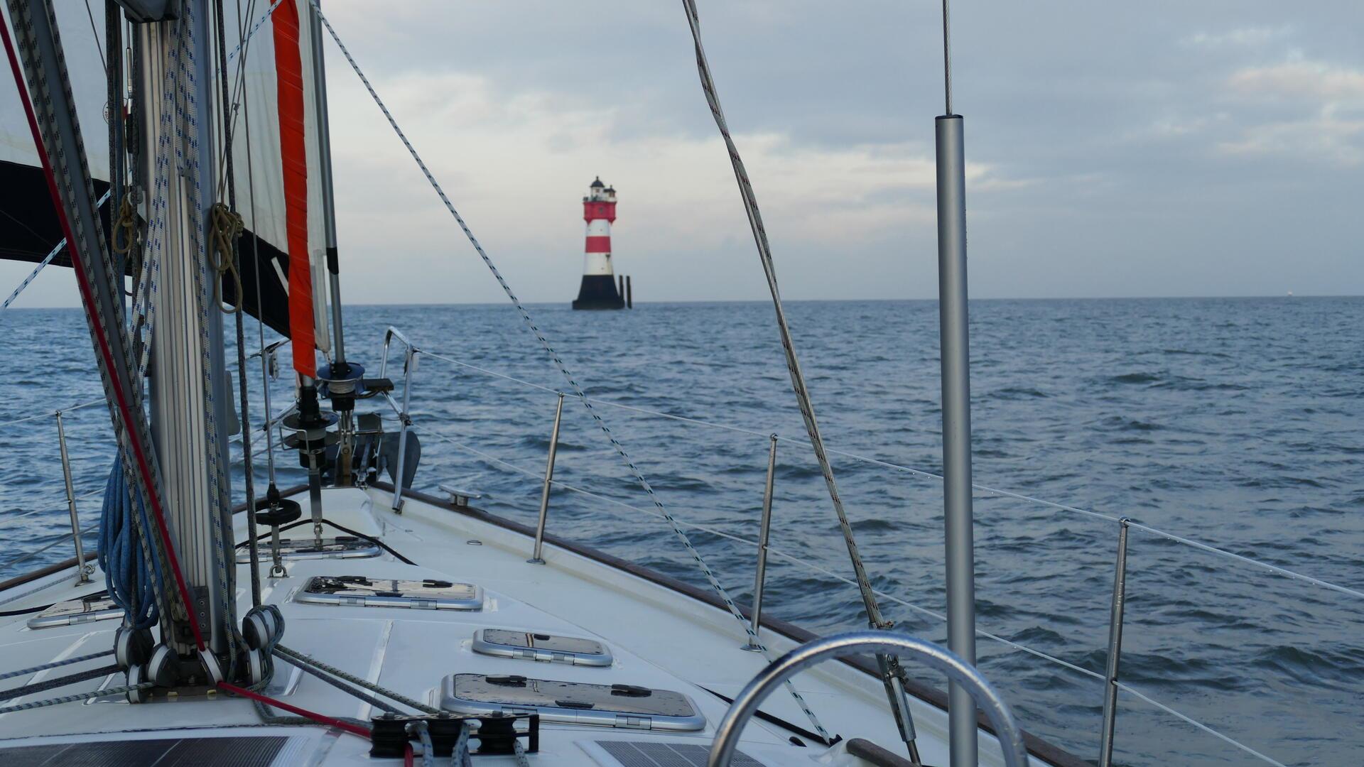 Segelschiff nimmt Kurs auf Leuchtturm