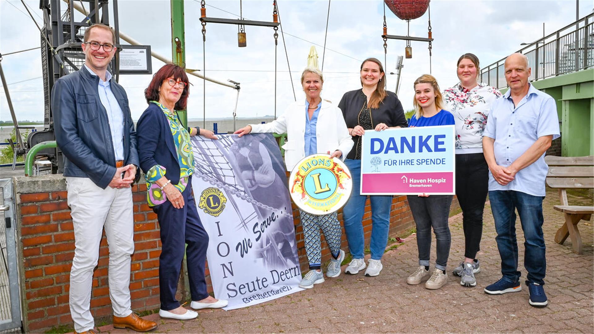 Gruppenbild mit sieben Menschen. Spendenübergabe Lions Club