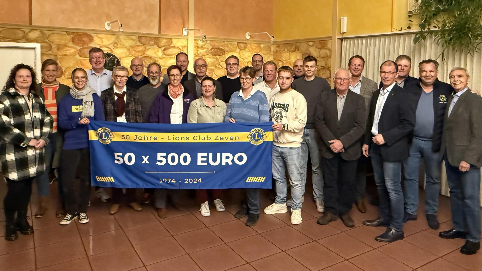 Der Lions Club Zeven übergibt die Spenden an die Vertreterinnen und Vertreter der geförderten Projekte und Organisationen. 