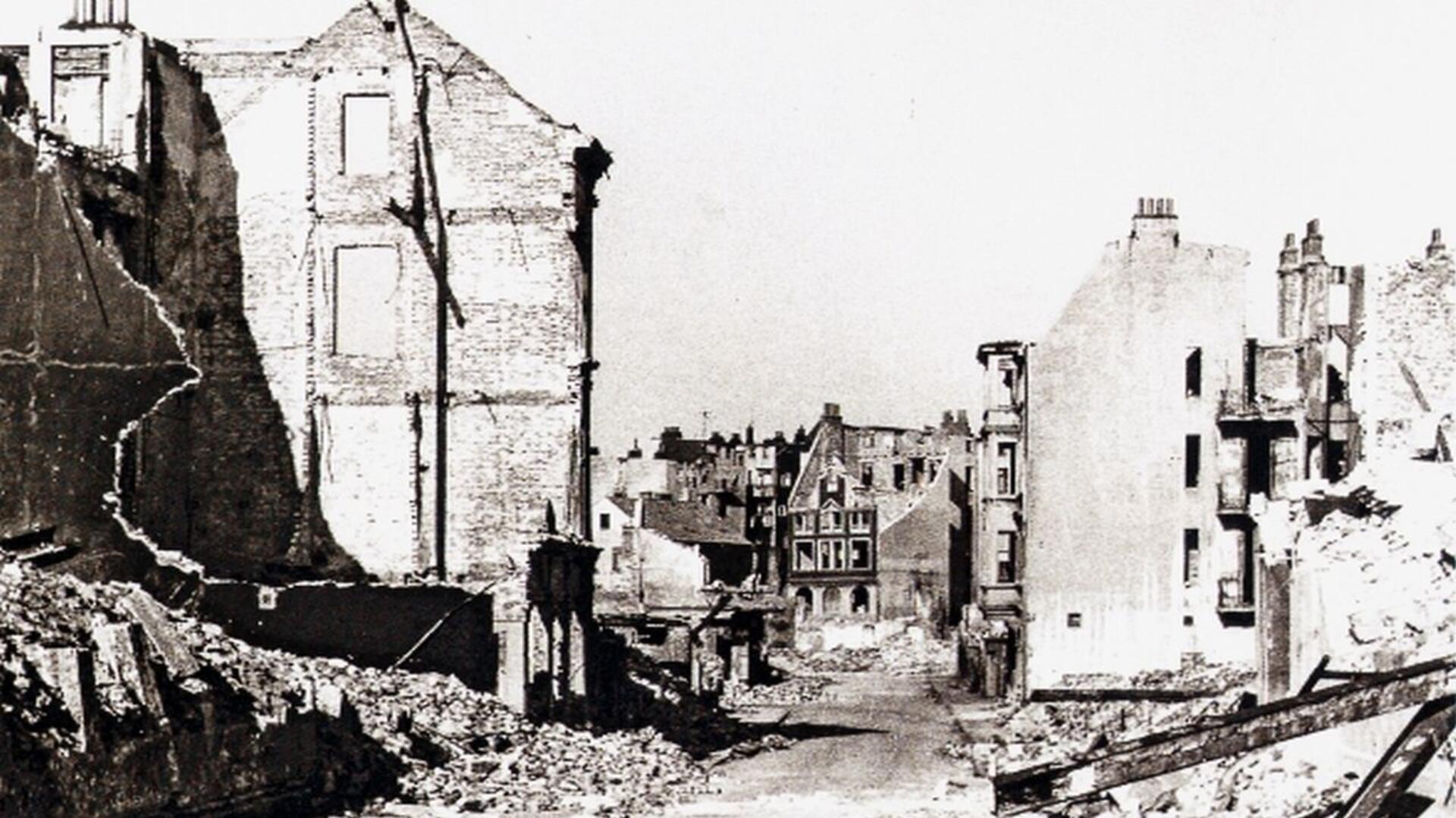 Der Luftangriff auf das damalige Wesermünde (heute Bremerhaven) zerstörte den Großteil des heutigen Stadtteils Mitte. Das Foto zeigt den Blick von der Fährstraße in die Grabenstraße.