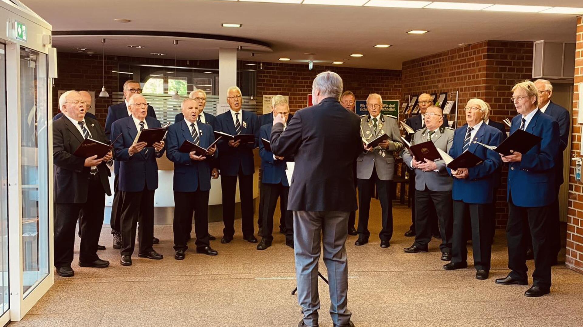 Der Männergesangverein Zeven unter der Leitung von Michael Lemke bei einem Auftritt im Foyer des Zevener Rathauses.