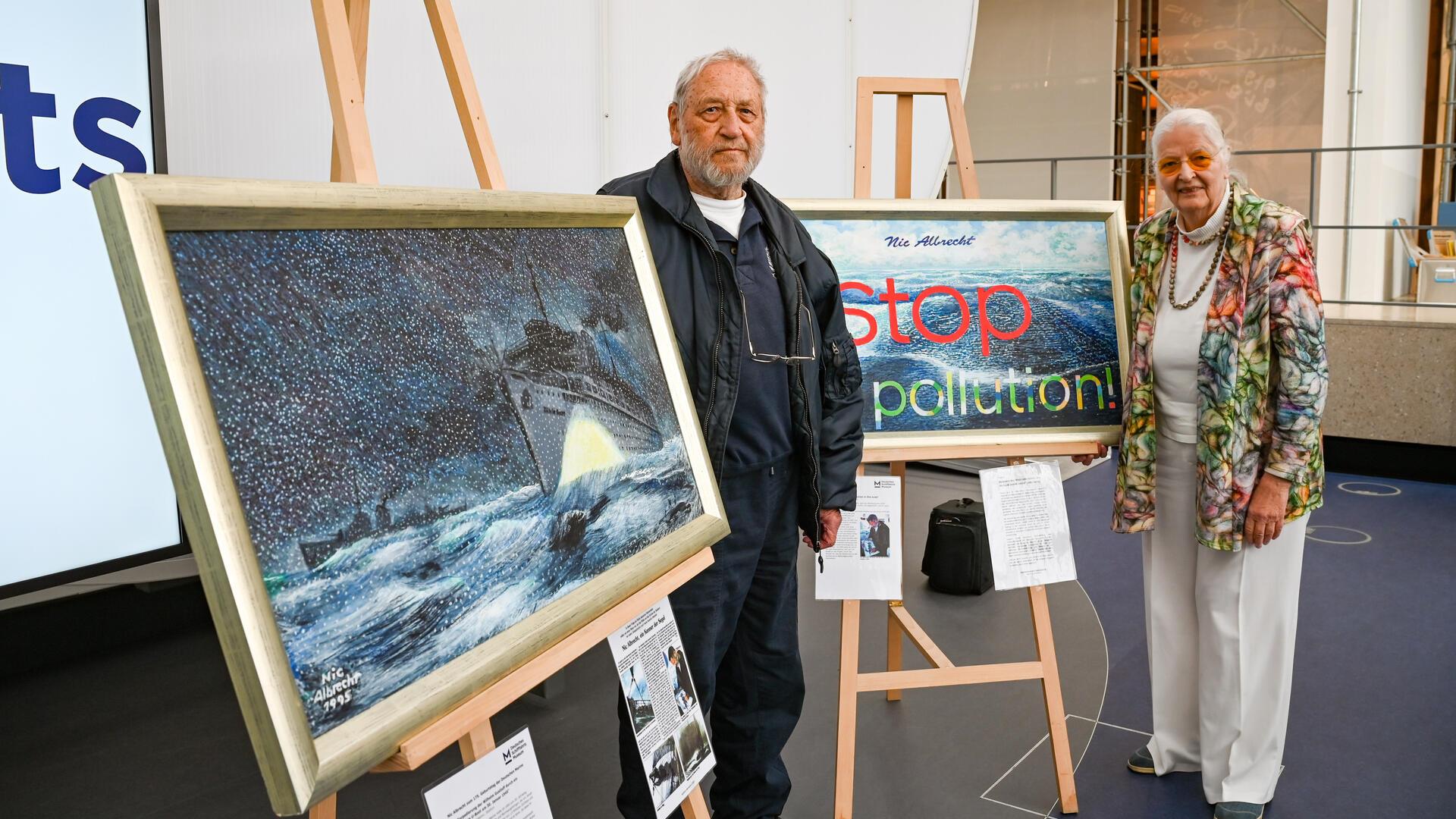 Der Marinemaler Nic Albrecht vermacht dem Deutschen Schifffahrtsmuseum mit seiner Gattin Marion Albrecht zwei seiner Gemälde.