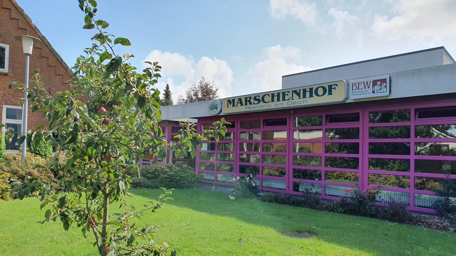 Der Marschenhof im Nordseebad Wremen besteht aus einem historischen Bauernhaus und mehreren modernen Gebäudeteilen. 