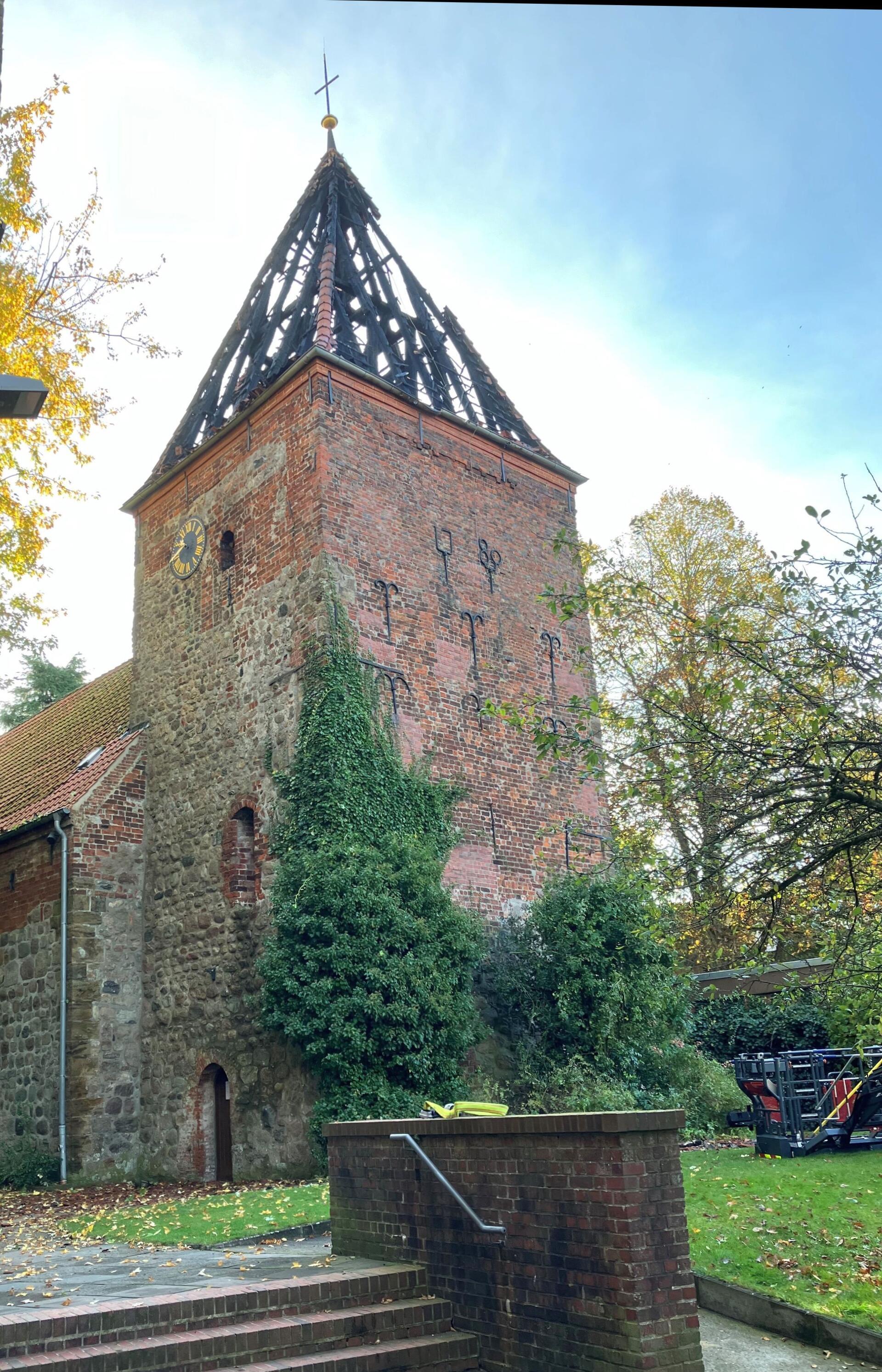 Der Morgen nach dem Brand im Glockenturm der Wulsdorfer Dionysiuskirche. Die Zeiger der Turmuhr sind Dienstagabend um 20 Minuten vor elf Uhr stehen geblieben.