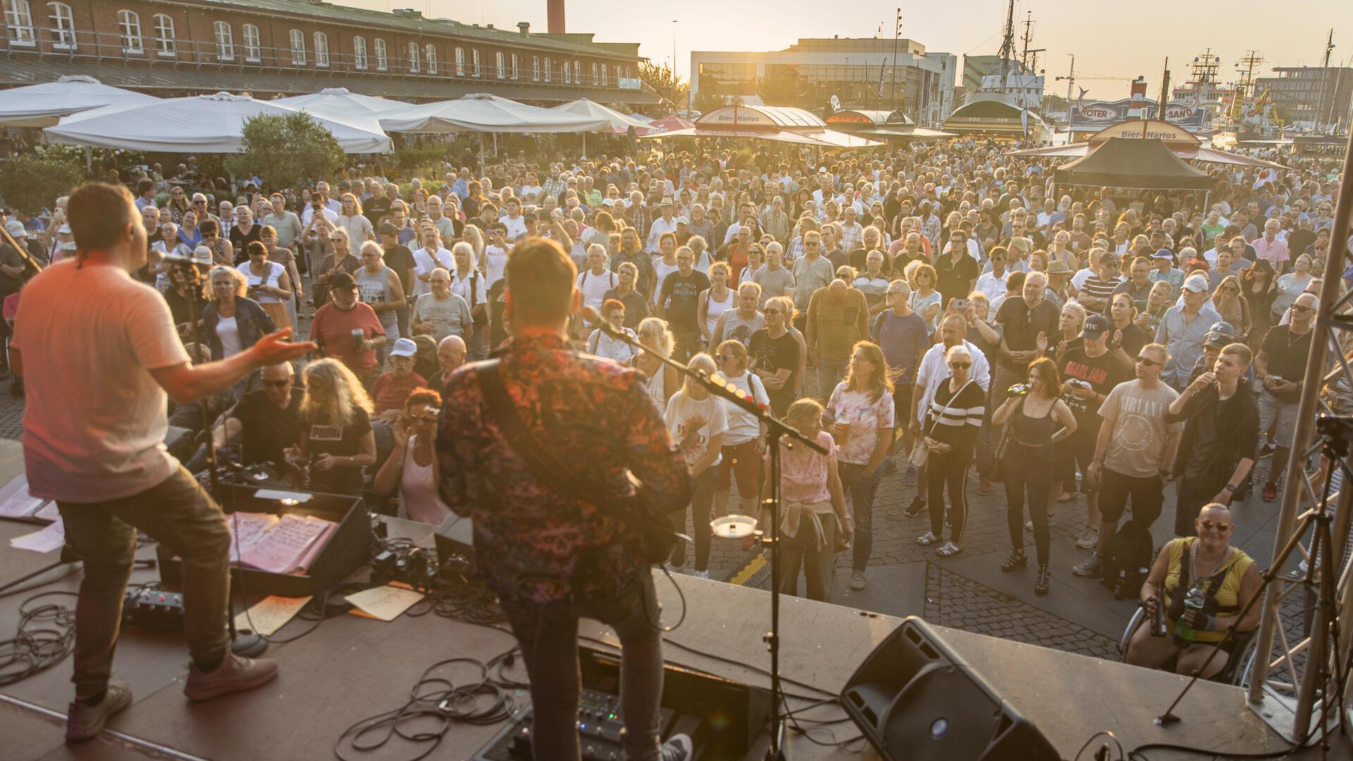 Der Musiksommer klingt aus. Vergangenen Donnerstag spielte die Toto-Coverband inToTos (Foto) vor Tausenden Besuchern. Beim letzten Konzert am 12. September steht MerQury, die Queen-Coverband, auf der Bühne.