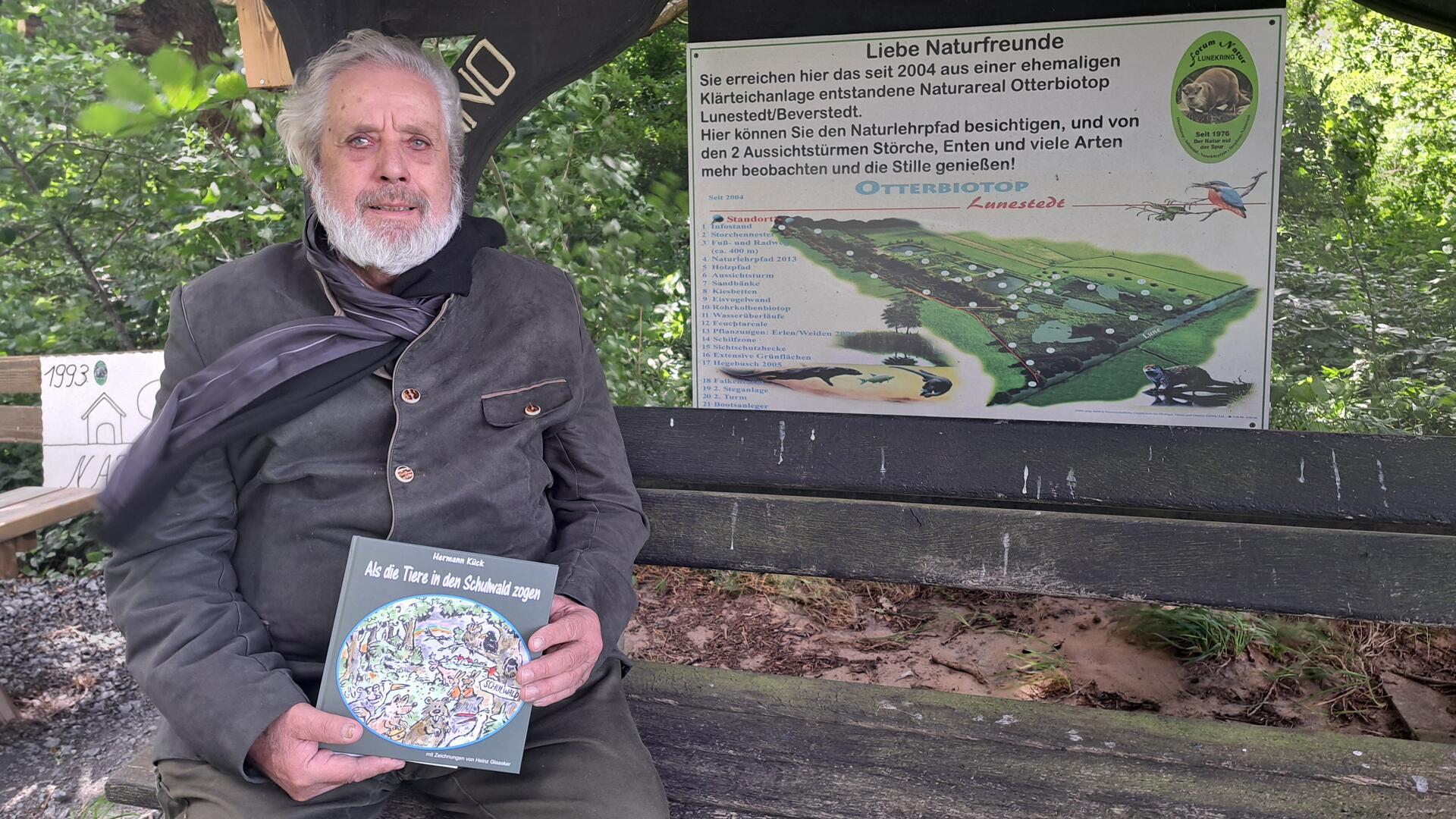 Der Naturschützer Hermann Kück präsentiert sein neues Buch am Otterbiotop in Lunestedt. 