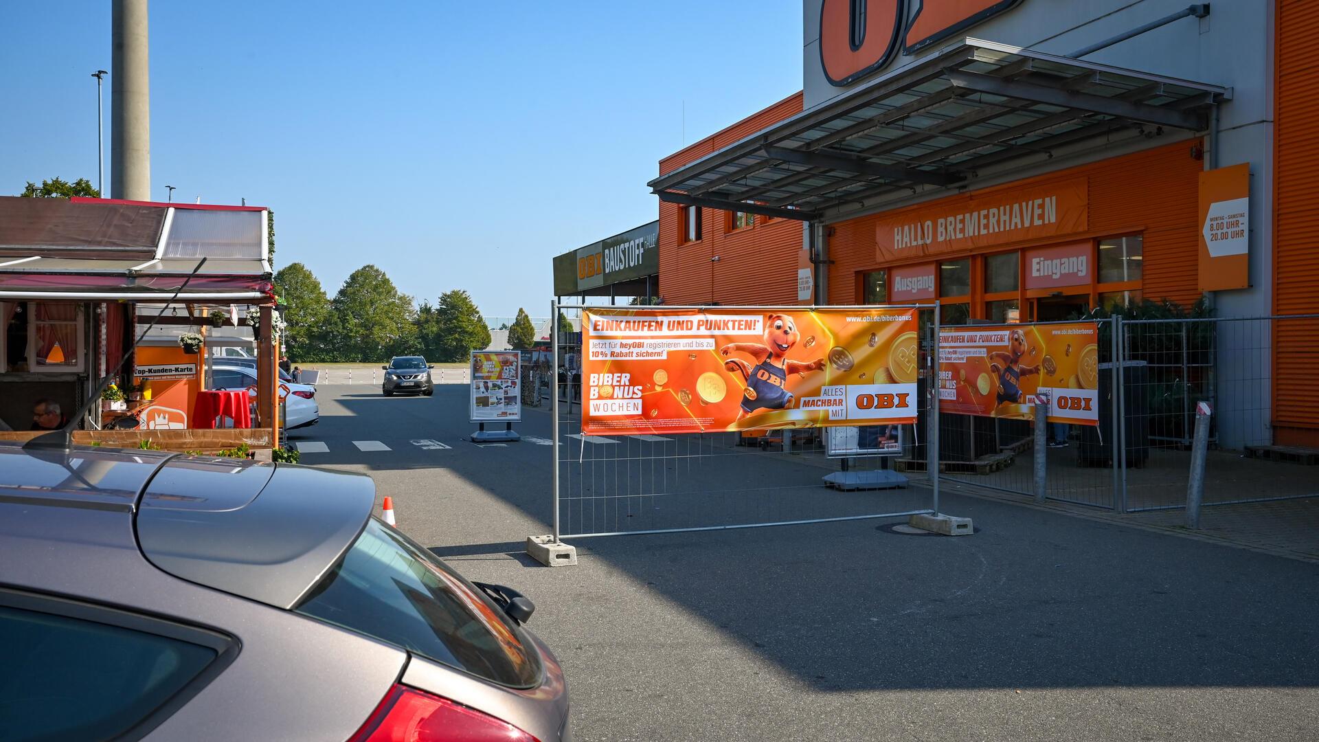 Der OBI-Markt hat sicherheitshalber seinen Parkplatz für die Durchfahrt gesperrt.