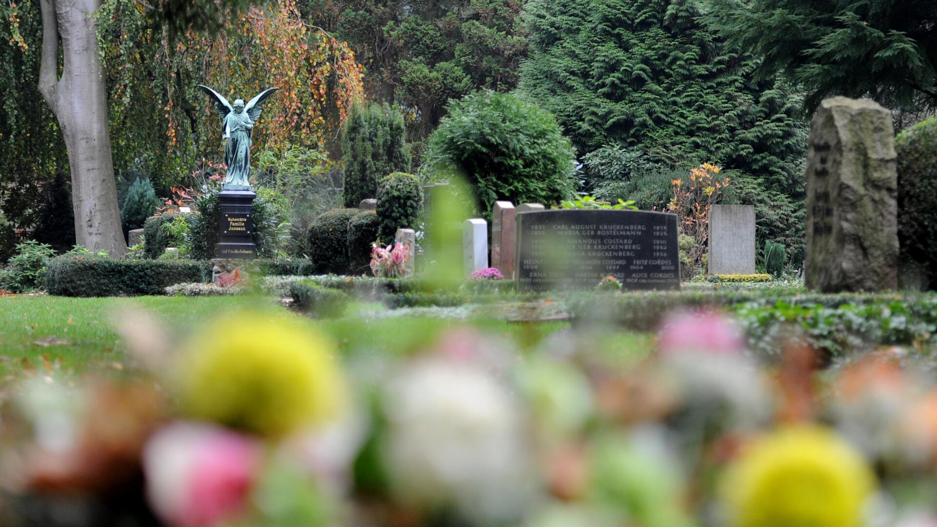 Gräber sind am 01.11.2012 in Hamburg am Ohlsdorfer Friedhof zu sehen.