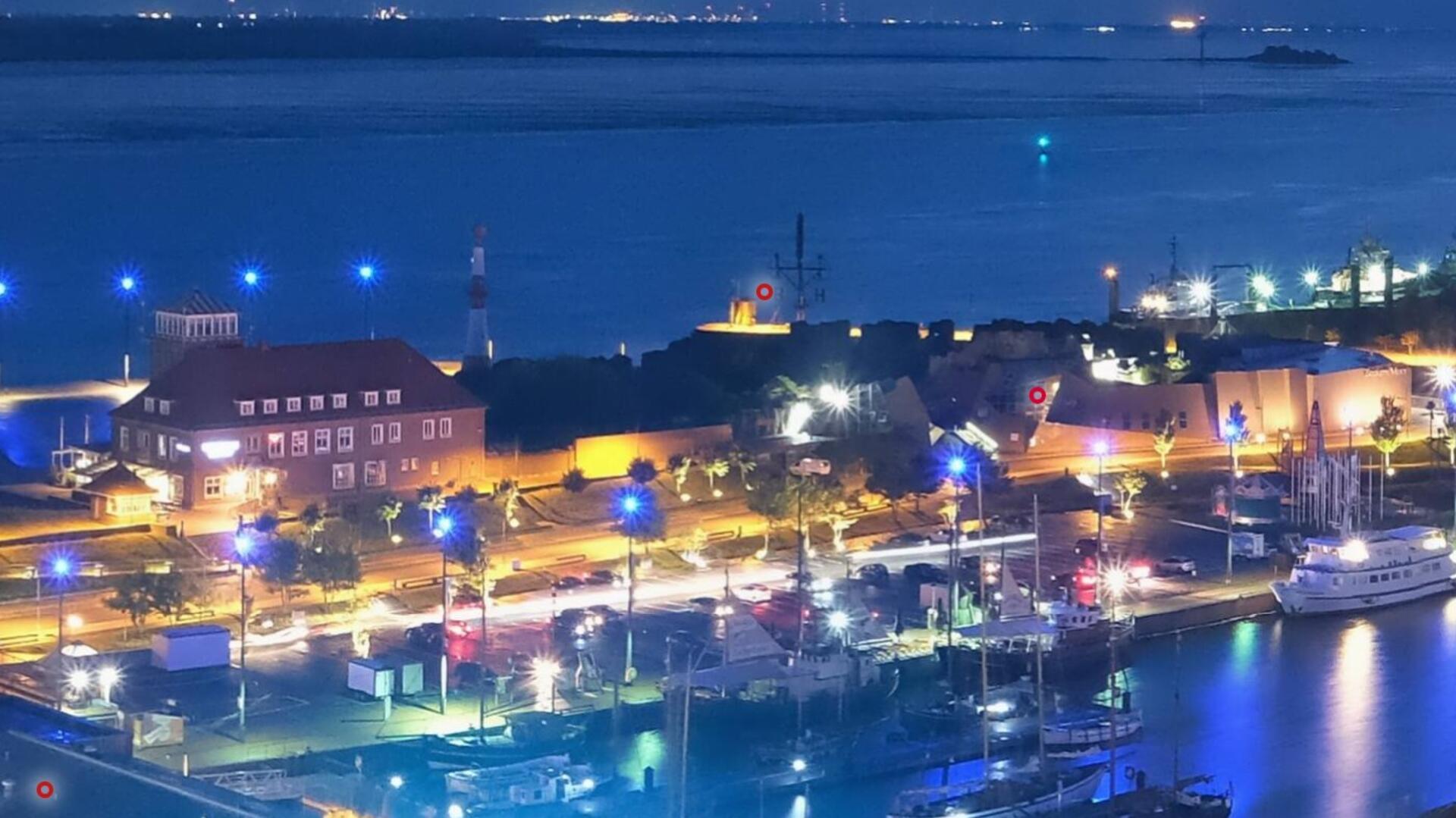 Der Parkplatz am Neuen Hafen ist bei jungen Autofahrern als Treffpunkt beliebt - entsprechend nehmen Beschwerden über Lärm zu.