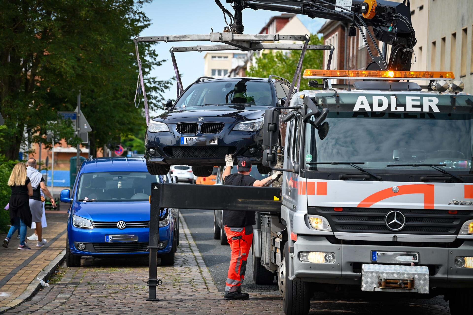 Ein Auto wird abegschleppt. 