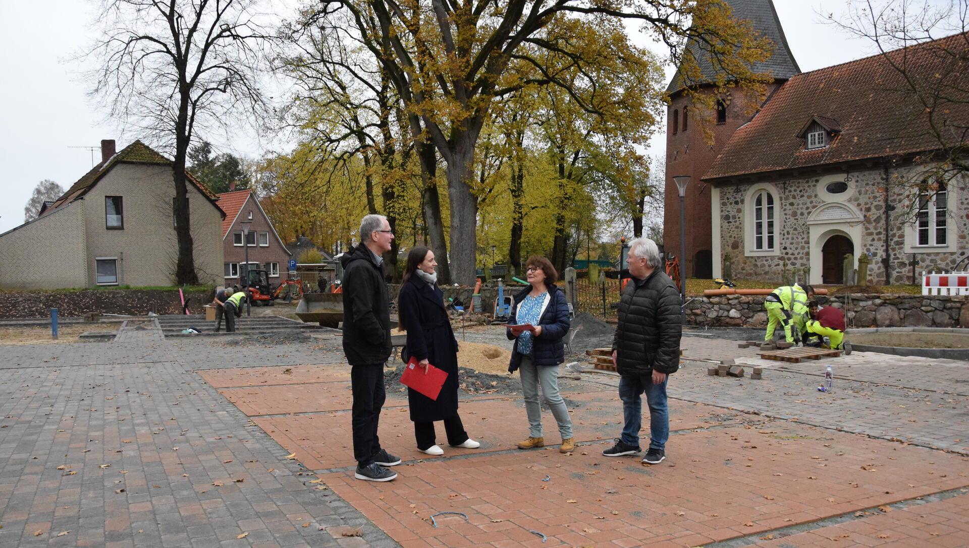 Der Platz zwischen Kirche und Landgasthof wird spätestens Anfang Dezember bis auf einzelne Restarbeiten fertig