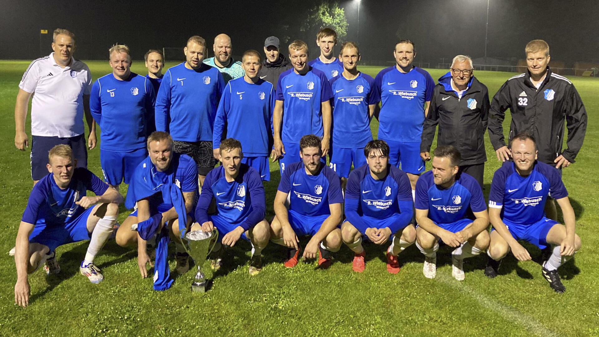 Der Pokal bleibt beim FC Alfstedt/Ebersdorf: Der Kreisligist hat sich am Freitag durch einen 3:0-Sieg gegen den TSV Basdahl/Volkmarst erneut den Sieg beim Geestequelle-Cup gesichert. 