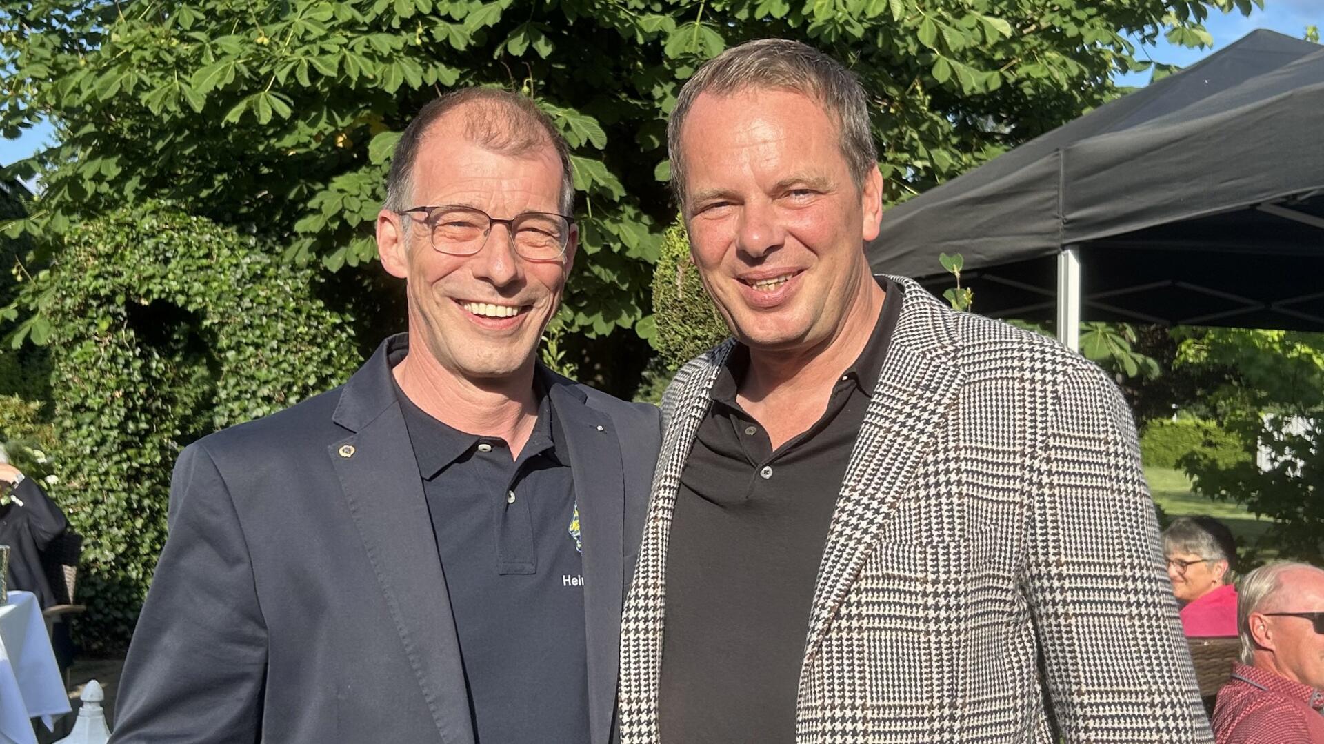 Der Präsident im Lions Club Zeven wechselt von Markus Klindwort (rechts) auf Heiner Köhnken.