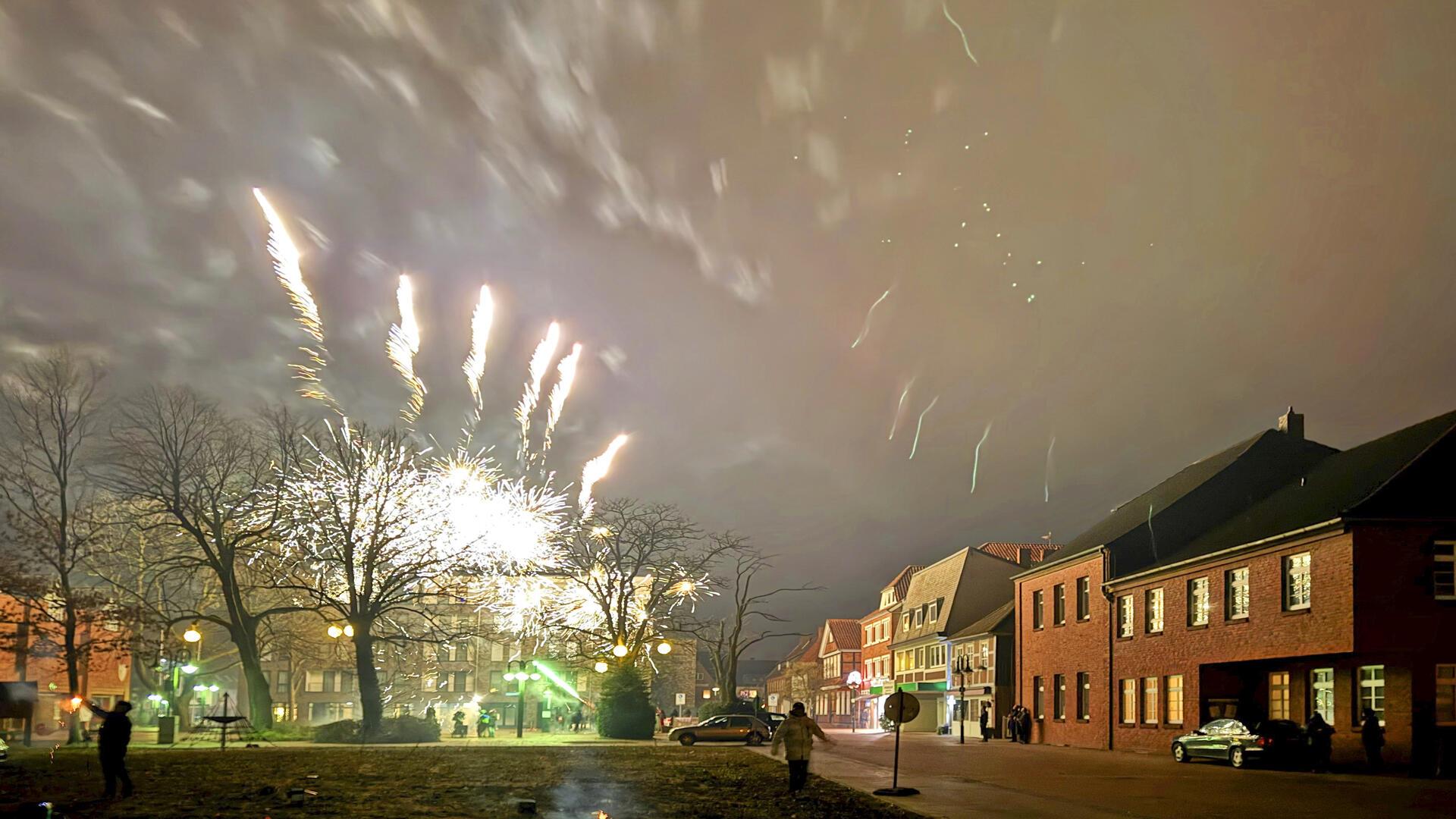 Der Rathausplatz in Bremervörde um Mitternacht.