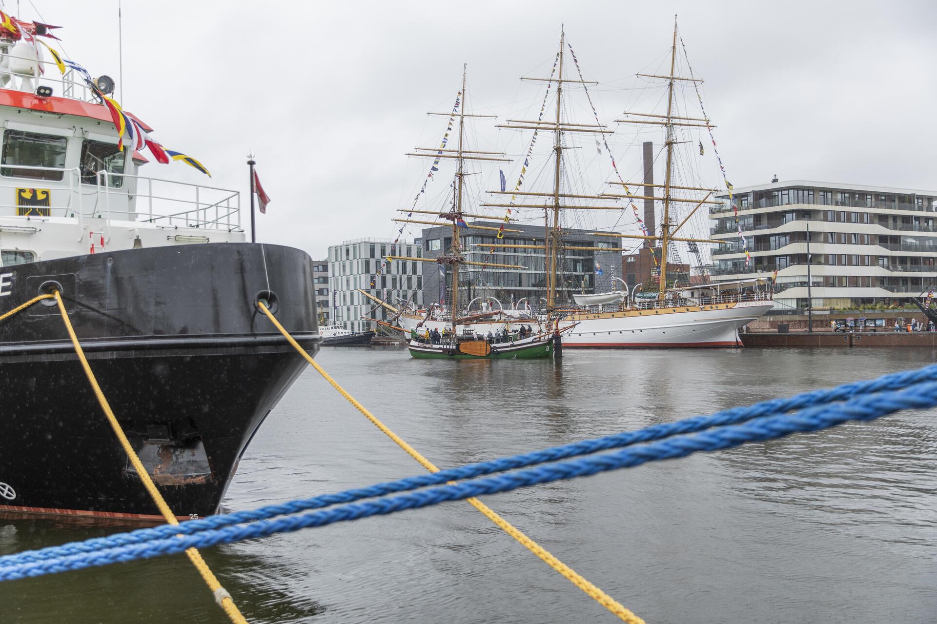 Schiffe im Hafen bei Regen. 