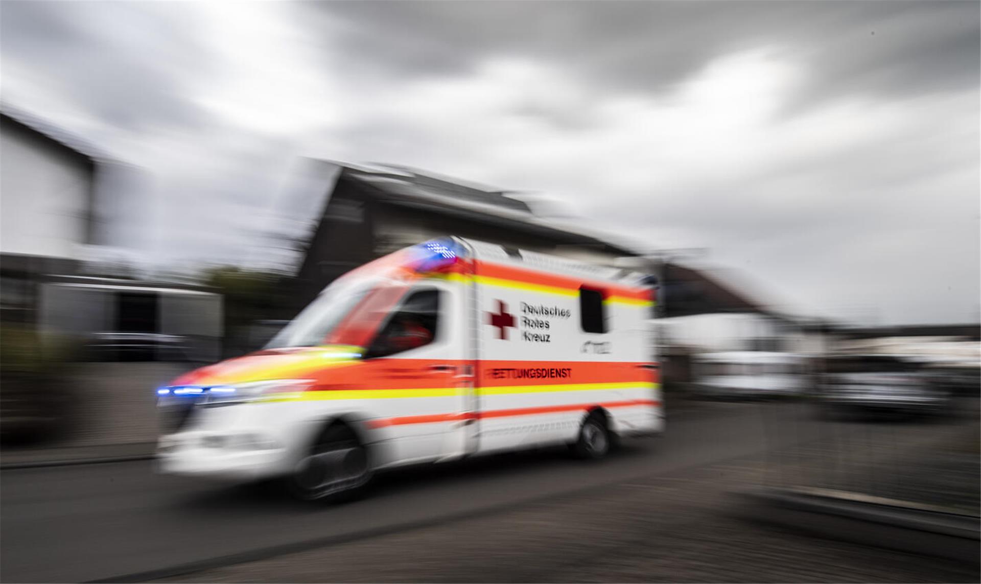 Ein Rettungswagen fährt durch eine Straße.