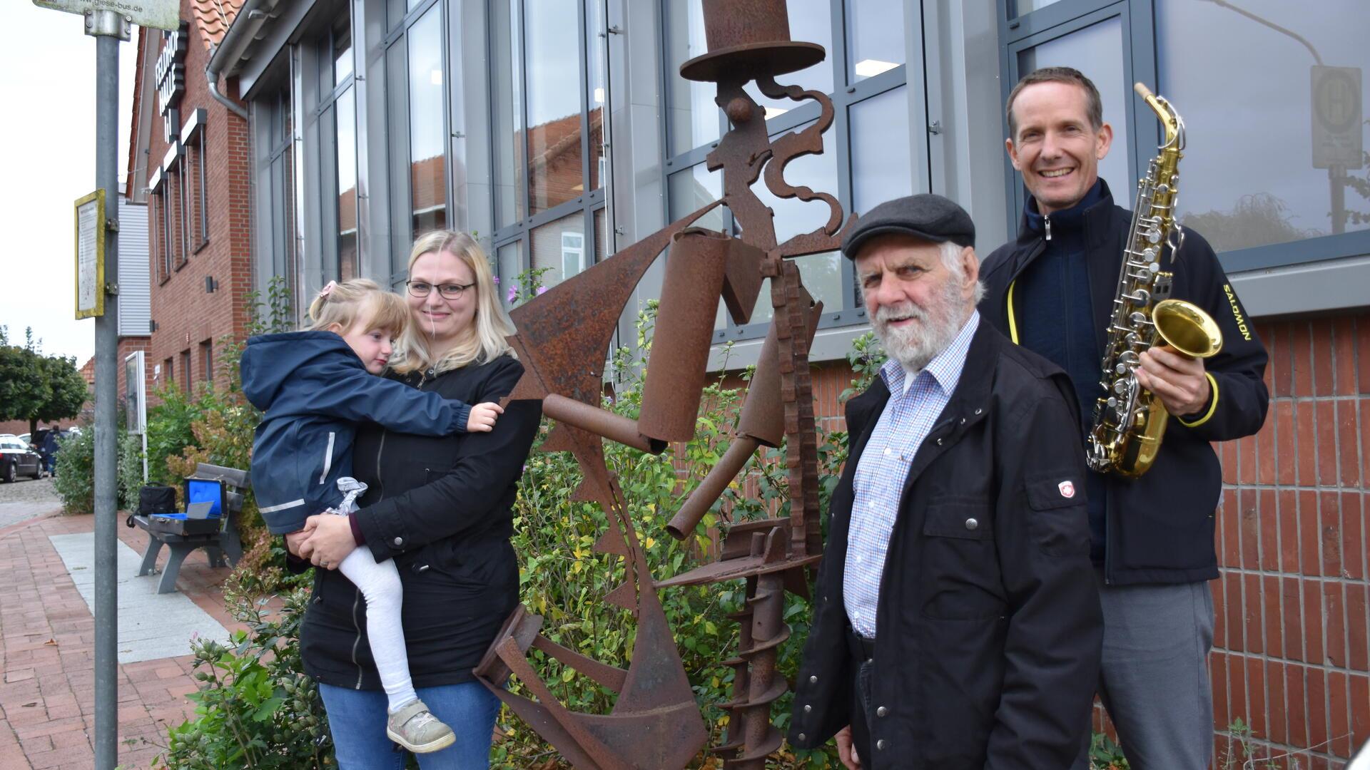 Menschen an Skulptur von einem Saxofonisten