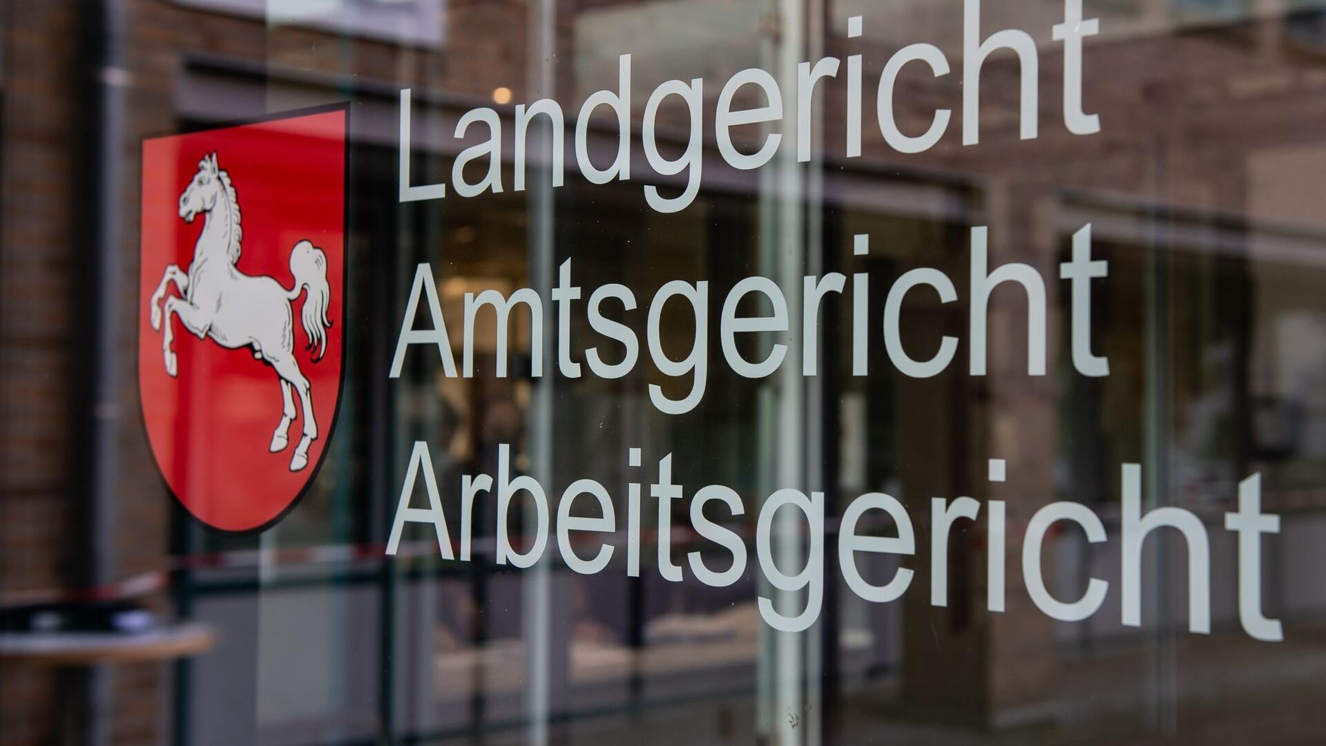 Der Schriftzug „Landgericht, Amtsgericht, Arbeitsgericht“ mit dem Niedersachsen-Ross ist am Justizgebäude zu sehen.