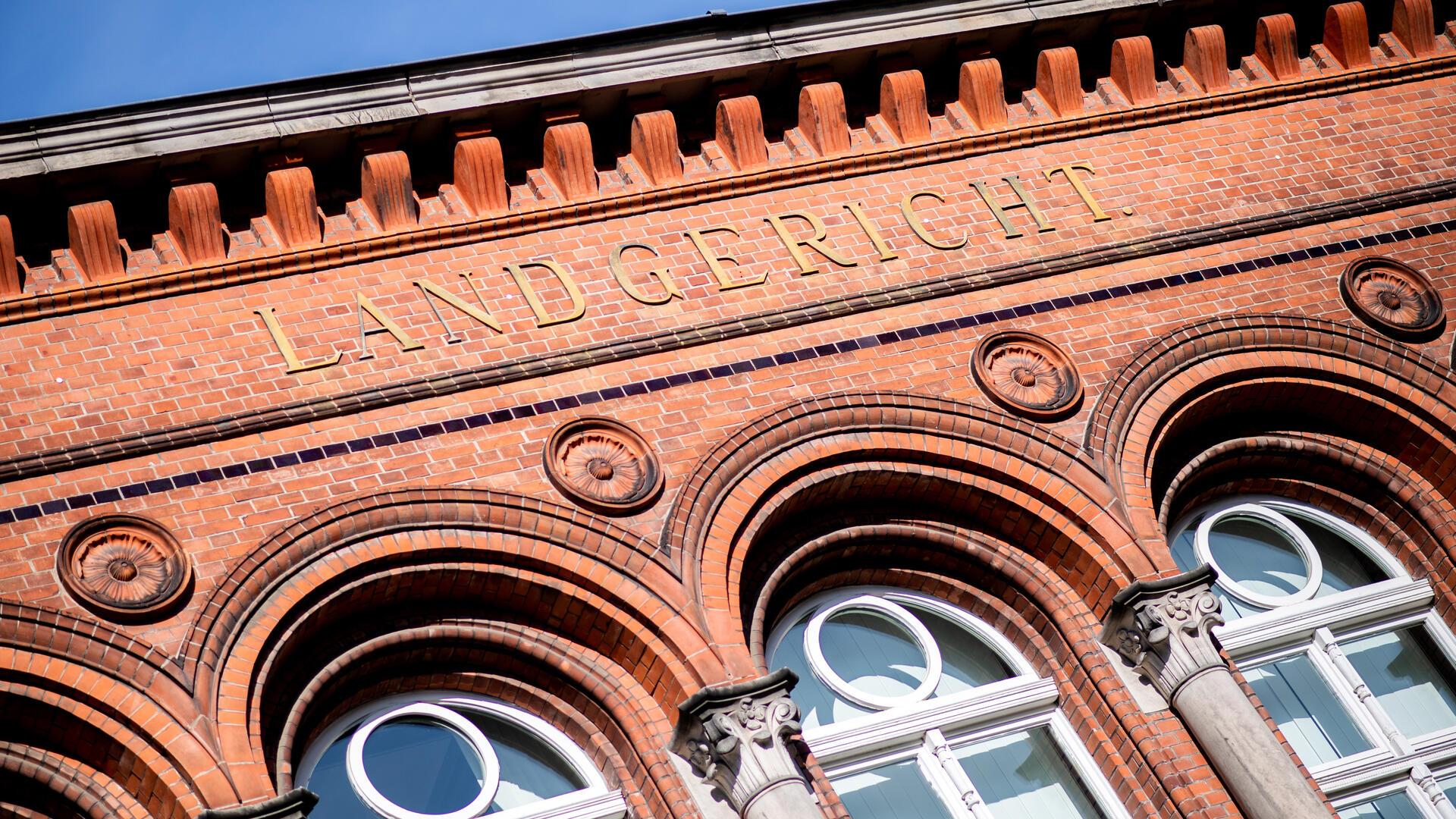 Der Schriftzug „Landgericht“ steht am historischen Gebäude des Landgerichts Verden. Dort wurde jetzt ein Mann unter anderem wegen Besitz von Kinderpornos zu einer Bewährungsstrafe verurteilt. 