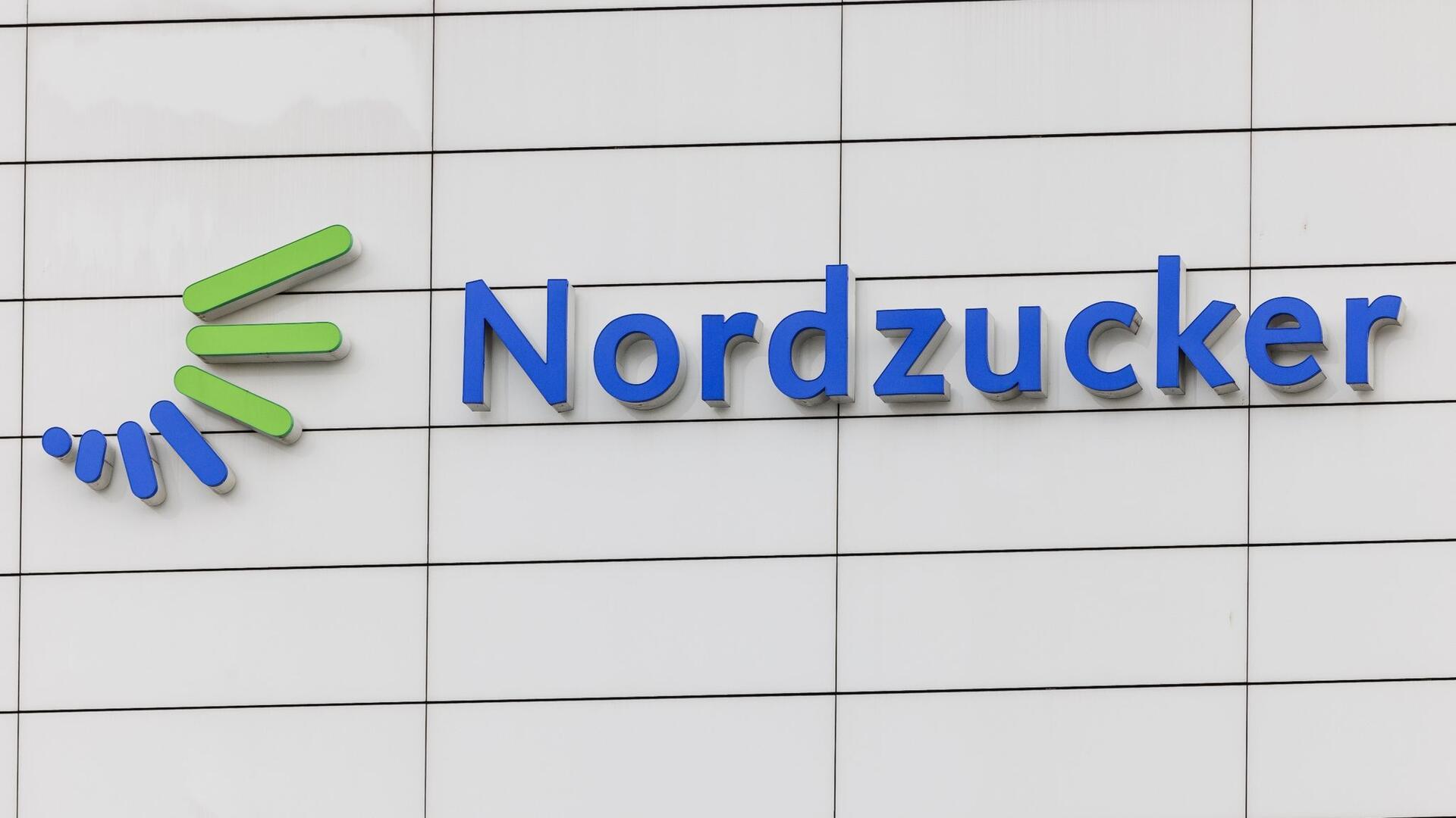 Der Schriftzug „Nordzucker“ und das Nordzucker-Logo sind an einer Wand des Unternehmenssitzes der Nordzucker AG angebracht.