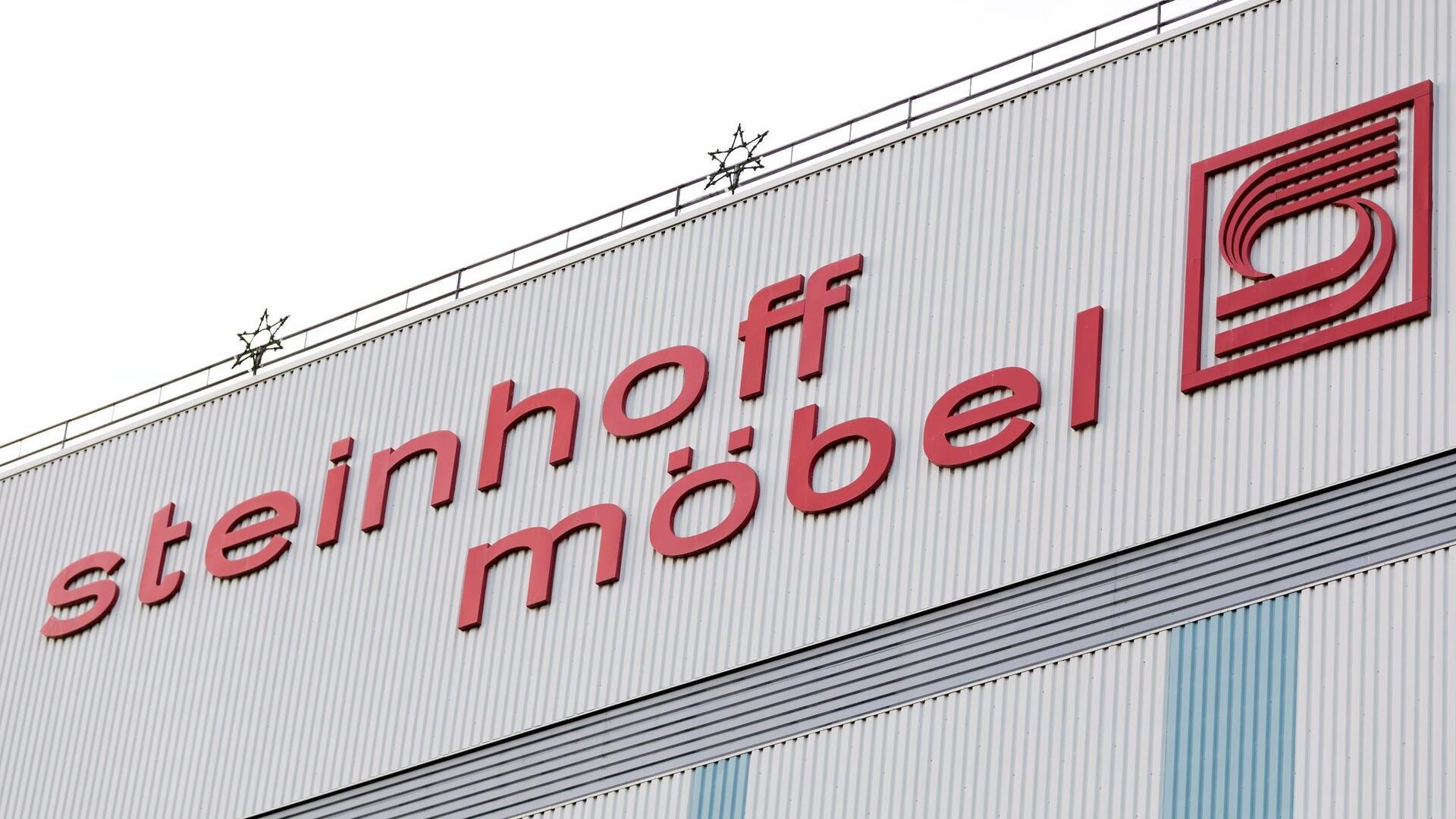 Der Schriftzug „Steinhoff Möbel“ an einem Gebäude.