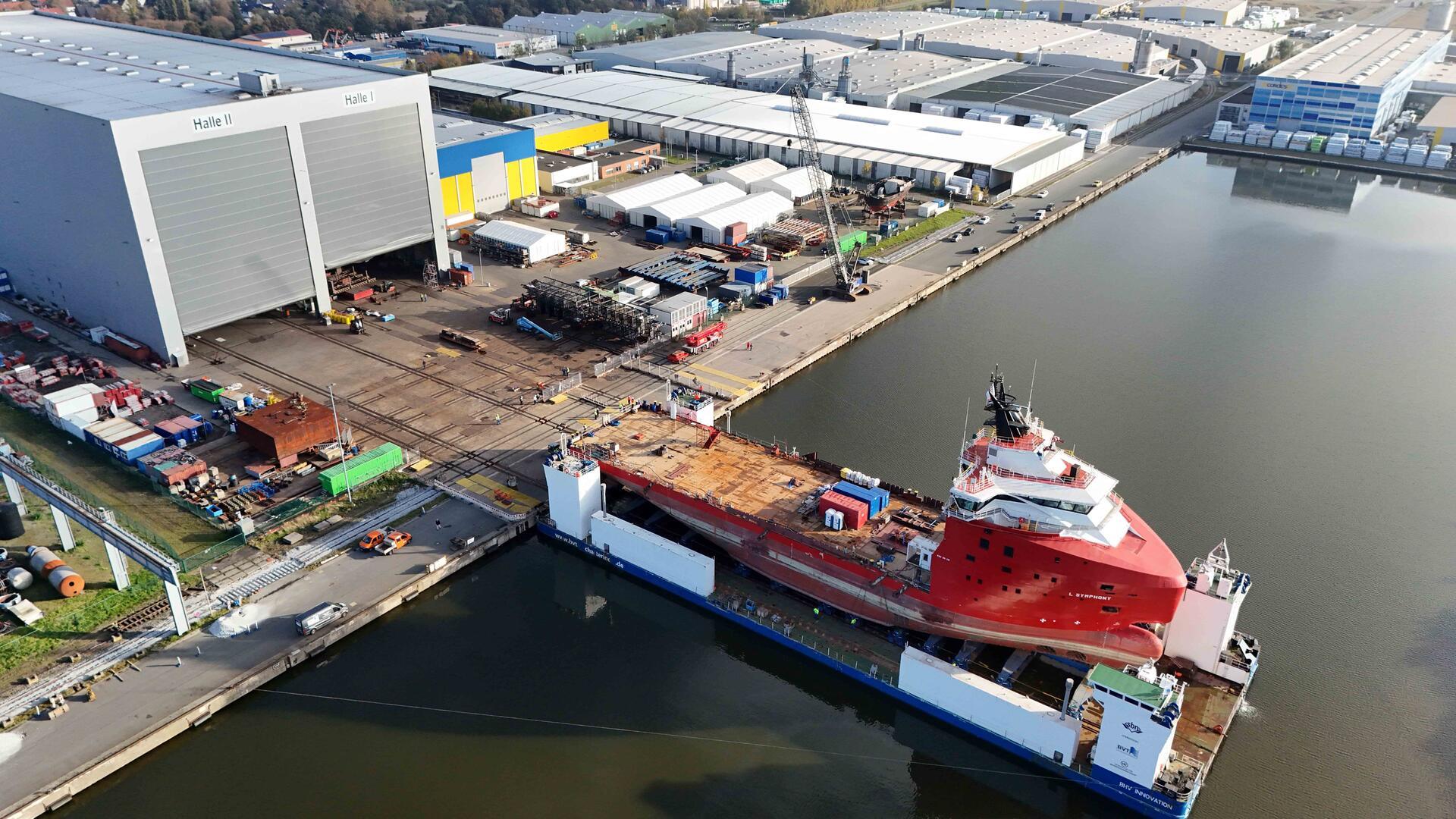 Die "L Symphony" auf dem Schwerlastponton „BHV Innovation“ vor der Lunehalle