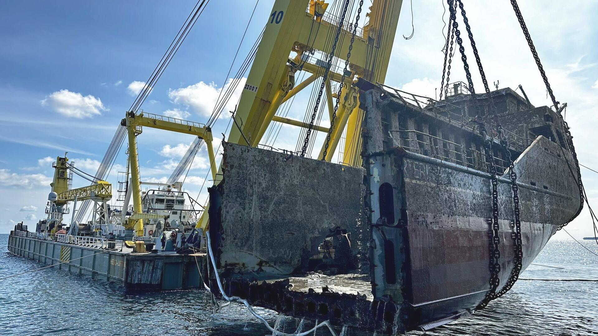 Der Schwimmkran Hebo Lift 10 hebt das Heck des gesunkenen und zweigeteilten Frachters „Verity“. Dieses Foto entsand im Sommer 2024. Mittlerweile sind die Wrackteile des Schiffes entsorgt worden. 