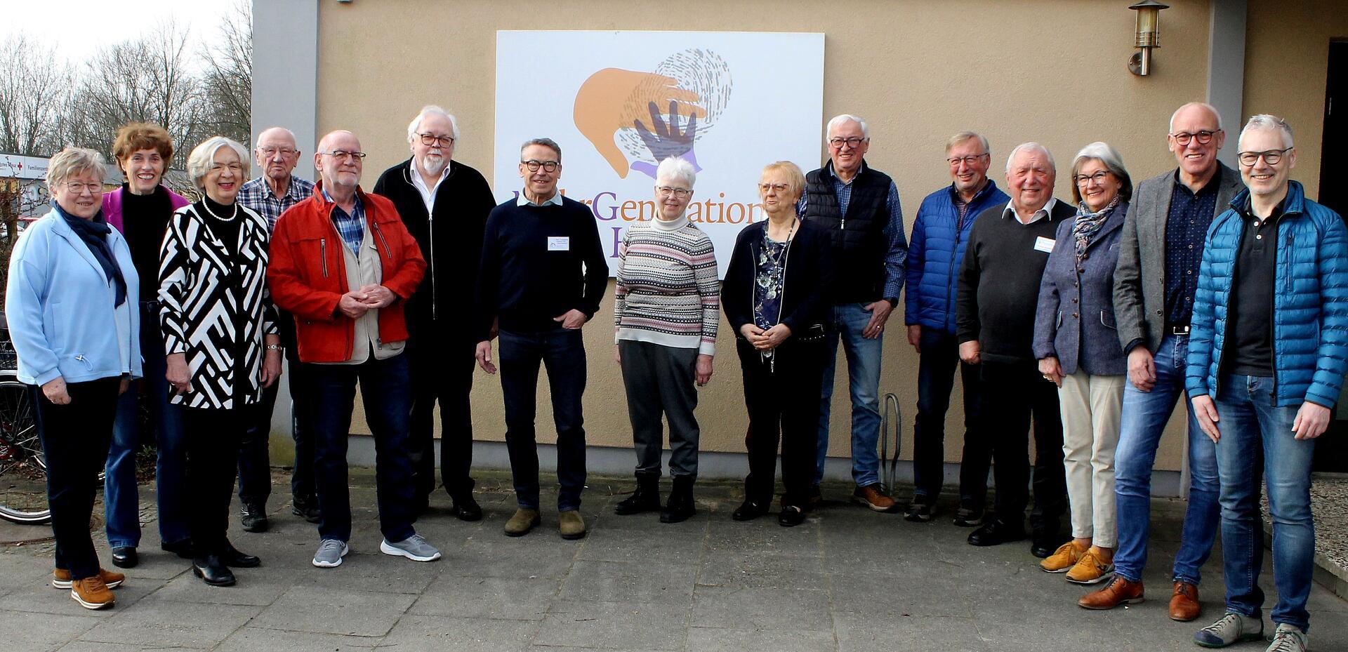 Der Seniorenbeirat der Samtgemeinde Zeven mit den Bürgermeistern Jens Petersen (Stadt Zeven) und Andreas Bellmann (Gemeinde Elsdorf (von rechts) sowie dem Vorsitzenden des Kreisseniorenbeirats Helmut Sündermann aus Visselhövede (Vierter von rechts).