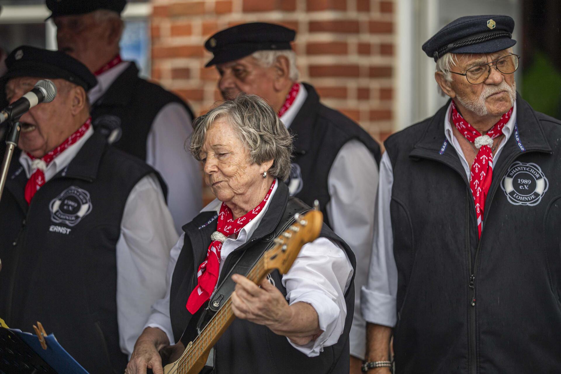 Der Shanty-Chor stimmt ein und unterhält mit sanften Klängen das Publikum auf de...