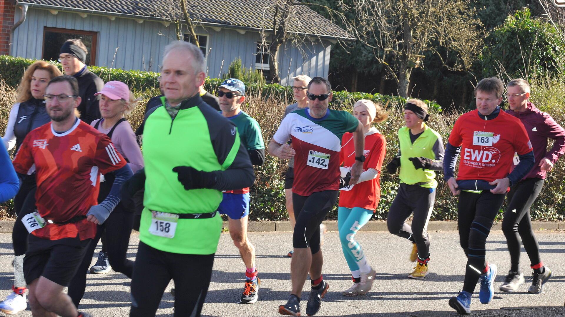 Sportliche Menschen laufen in Gnarrenburg