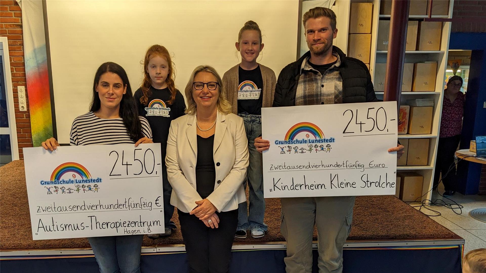 Der Spendenlauf der Grundschule Lunestedt brachte einen hohen Erlös. Über die Zuwendung freuen sich (von links): Wiebke Teichmann (ATZ), Greta Riebe, Ines Woyciniuk und Karli Lenz als Schulvertreter sowie Felix Bergmann vom Kinderheim „Kleine Strolche“