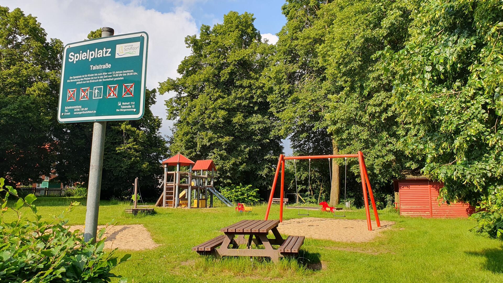 Der Spielplatz Talstraße: traditionell gewachsen und familienfreundlich am Mehrzweckgebäude gelegen.