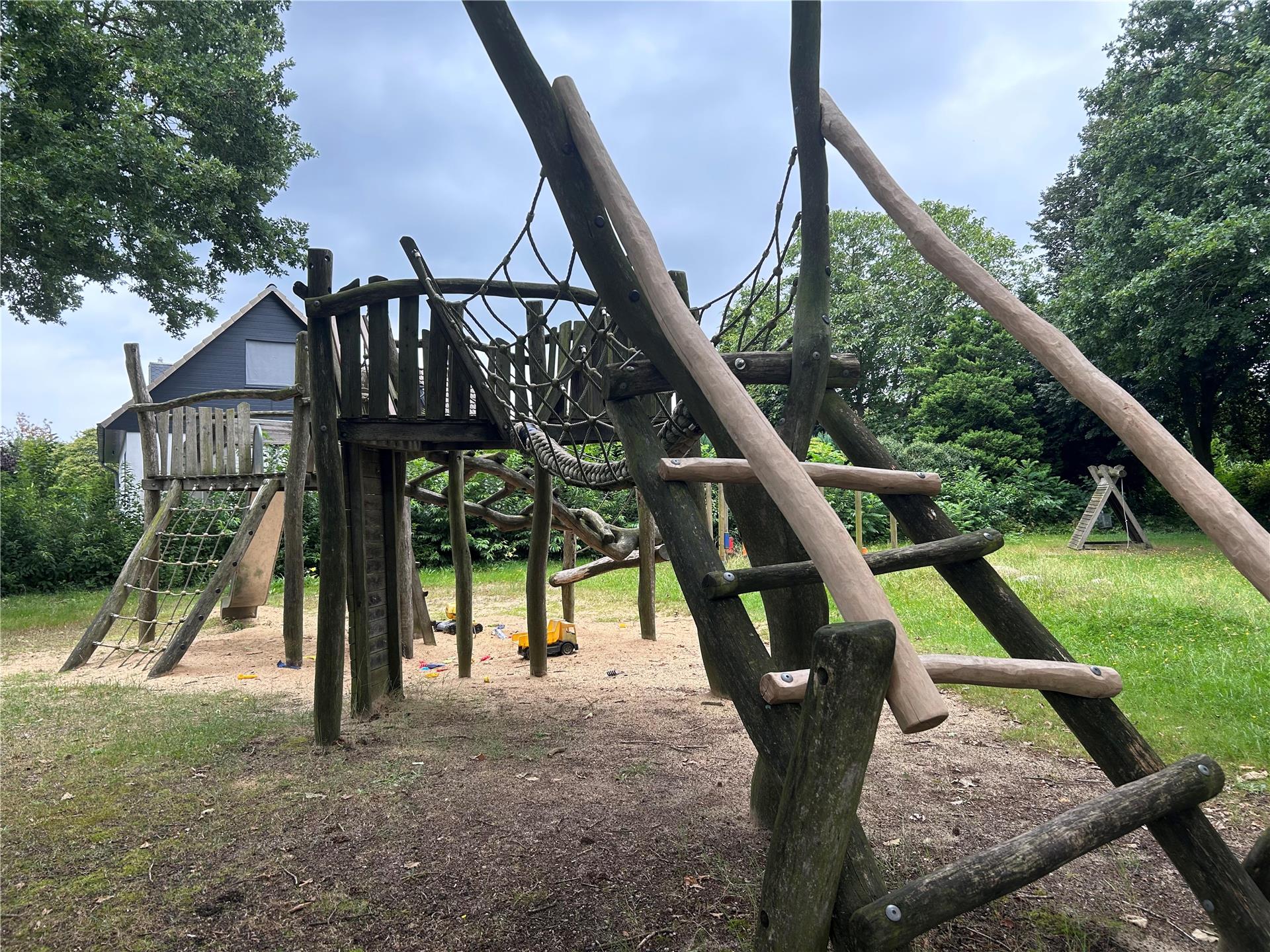 Der Spielplatz am Ginsterweg bietet aktuell überwiegend Spielmöglichkeiten für ältere Kinder. Das soll sich ändern.