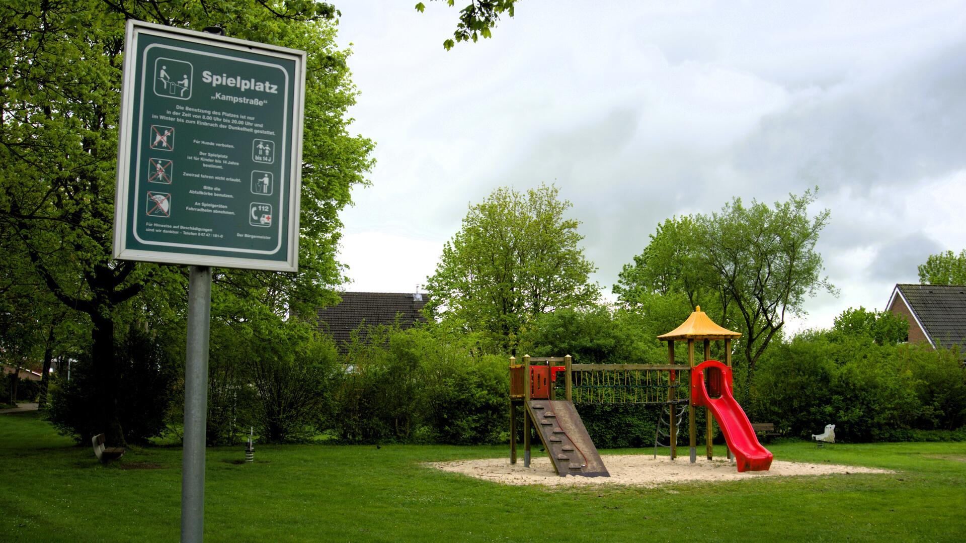 Spielplatz mit viel Rasenfläche, Kletterturm und Rutsche