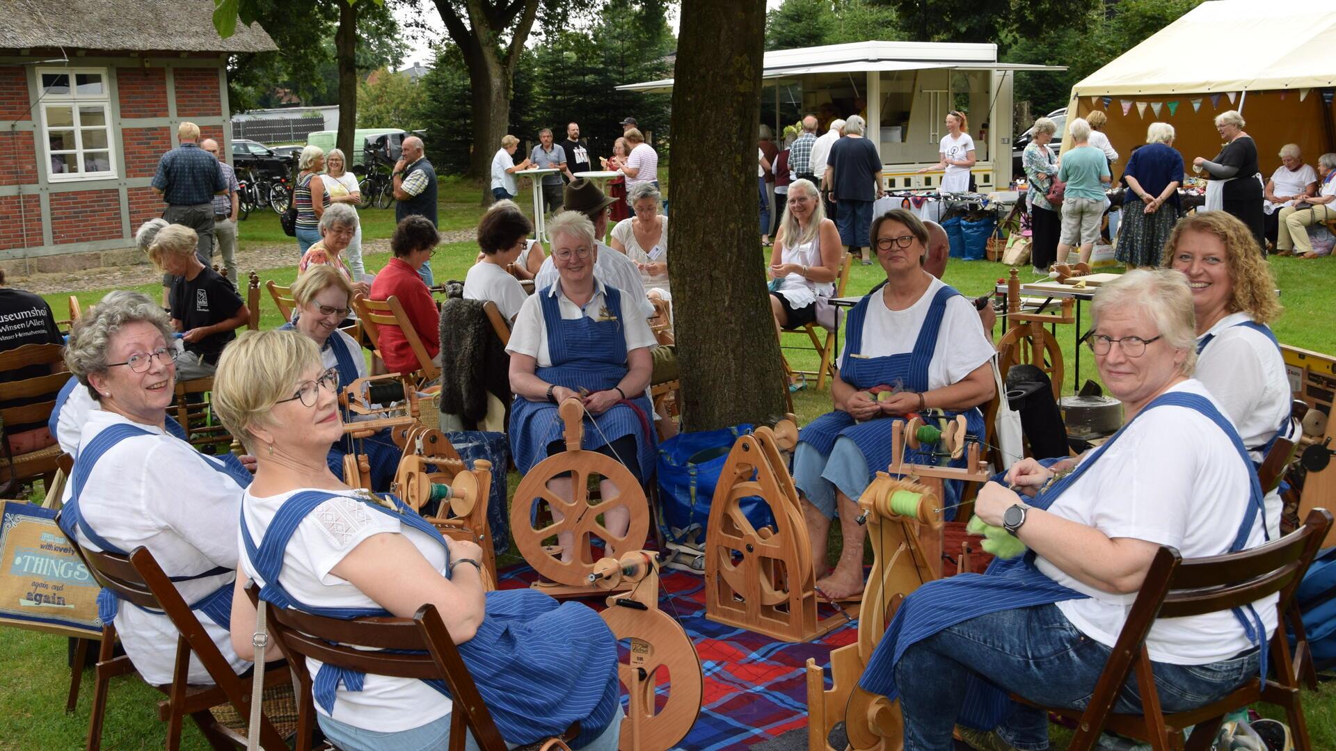 Der Spinnkreis des Heimatvereins Schwanewede zeigt das gemeinsame Hobby auf dem Heimathausgelände in Sittensen.