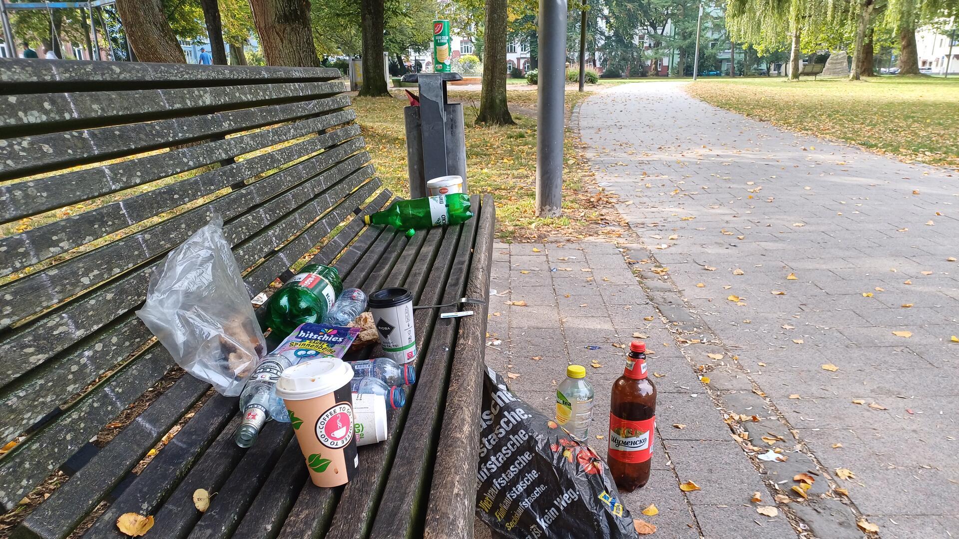 Eine zugemüllte Parkbank 