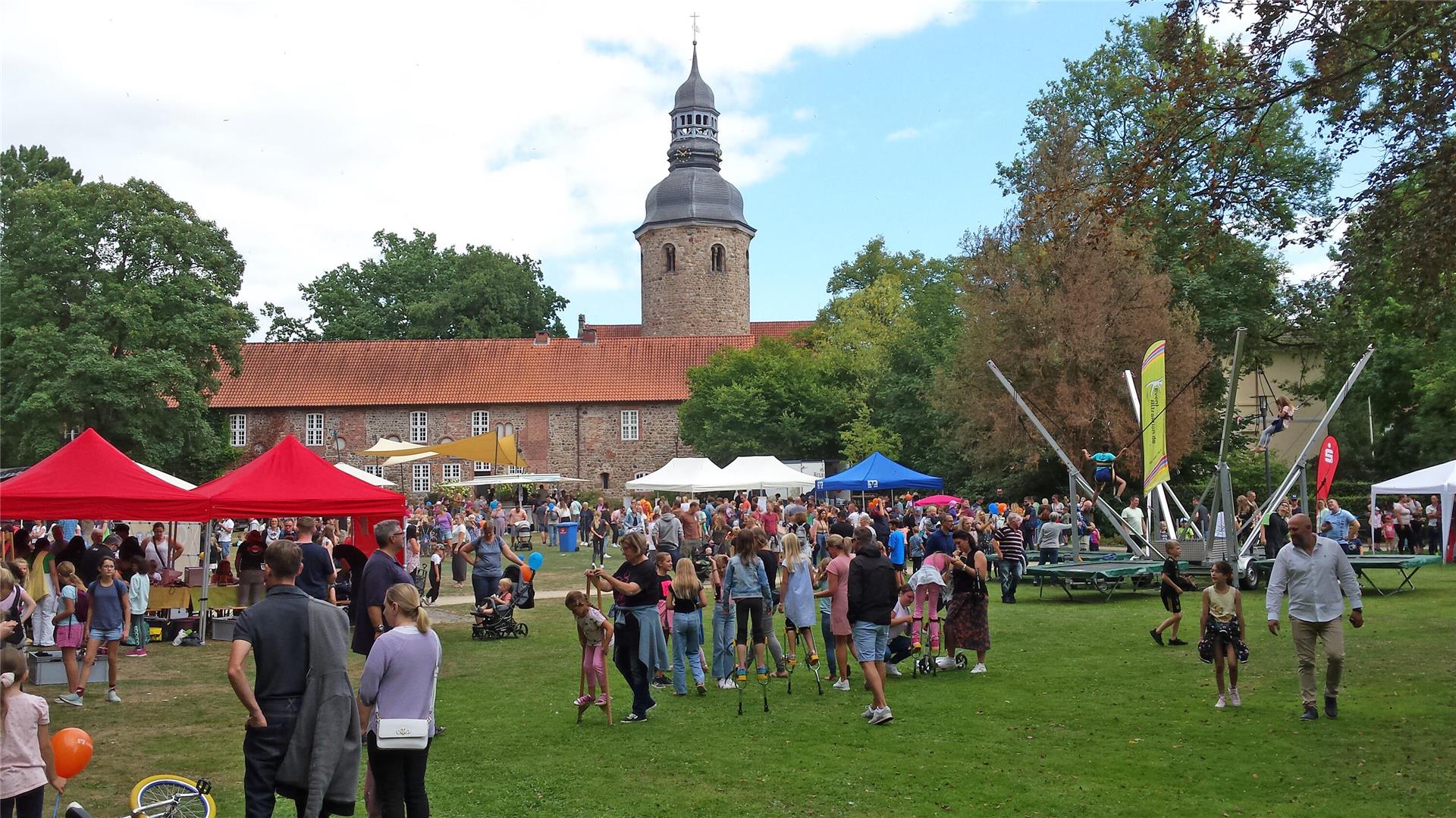 Der Zevener Stadtpark mit Kloster, Amtsgericht und Kirche. 