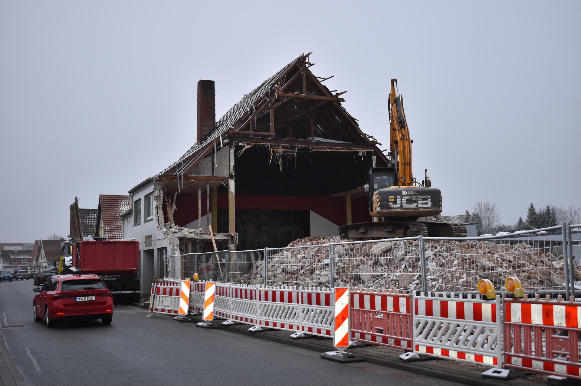 Der Startschuss für die neue Bebauung der Spadener Ortsmitte ist gefallen. Der investor lässt jetzt die frühere Gaststätte "Zur Linde" abreißen.