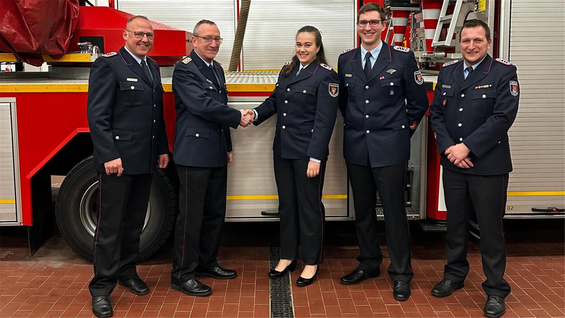 Der Stellvertretender Jugendfeuerwehrwart Andreas Stelling (von links), Ortsbrandmeister Holger Naubert, Jugendfeuerwehrwart Felix Haase und Stadtjugendfeuerwehrwart Alexander Embert gratulieren der neu gewählten Jugendfeuerwehrwartin Vanessa Eich.