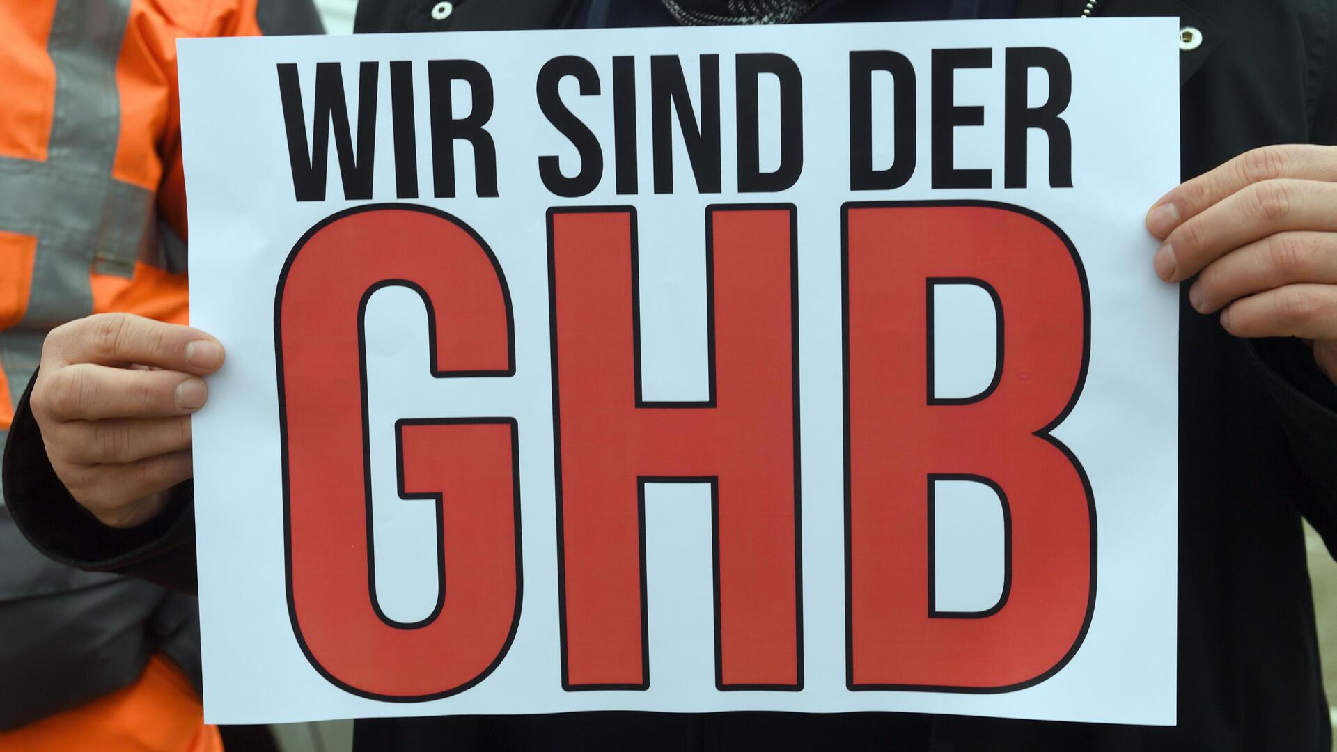 Mann hält Schild mit Aufschrift: Wir sind der GHB